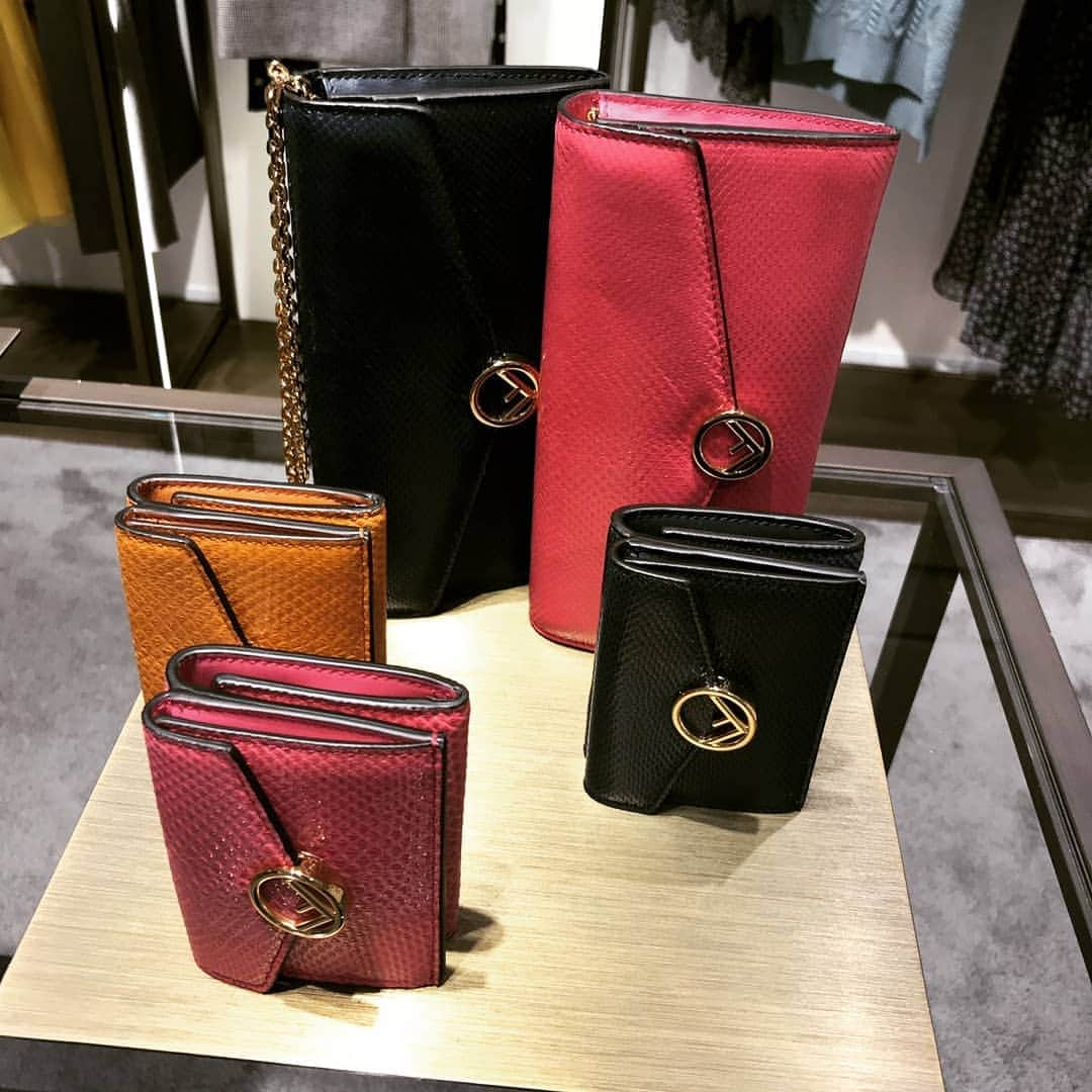 GLAM JAPANさんのインスタグラム写真 - (GLAM JAPANInstagram)「FENDI 2019-20 年秋冬ウィメンズコレクションへ💛 . 注目すべきは、新作バッグの「キャンユー(KYAN U)」👜❣️ FENDIらしいタイムレスなデザインと機能性の高さはもちろん、 シグネチャーの”FENDI ROMA”の型押しと、上品なエイジゴールドの色がコンテンポラリーな雰囲気を高めています。 . 今回はカール・ラガーフェルドがデザインした最後のコレクション。 その生涯をかけた貢献とクリエーションを代表するコレクション、要Checkです✅ . @fendi #fendi #KYANU #2019FW #展示会」6月15日 12時19分 - glam.jp