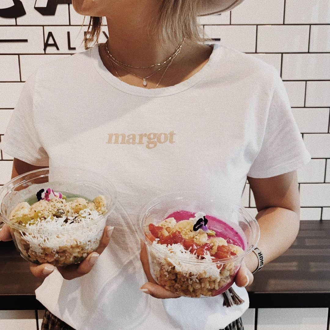 今井華さんのインスタグラム写真 - (今井華Instagram)「margot logo Tee 作っちゃった✌🏾🥥 もちろん ボディは 完売中の margot Tee の ハイクオリティ生地を使用✨ とゆうことで！margot Tee 再発売致します👏🏾👏🏾 私が着てるのは white × beige logo  他にも カラバリ揃えました✨ Blackボディも logo Tee でます🌴 全 4color ✌🏾 #6月25日発売 #webのみのお取り扱いとなります」6月15日 12時13分 - imaihana