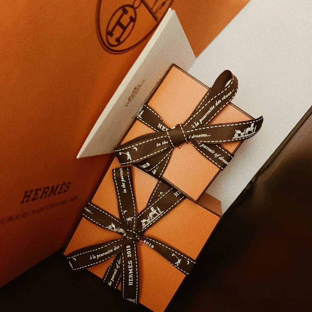 のインスタグラム：「🍊🧡🍊 * 久しぶりに♡ * 素敵な接客をしてもらうと100倍は商品に愛着が湧くし価値がある気がする☺️ * いつもありがとうございます🙏 * #hermes #エルメス #orangebox」