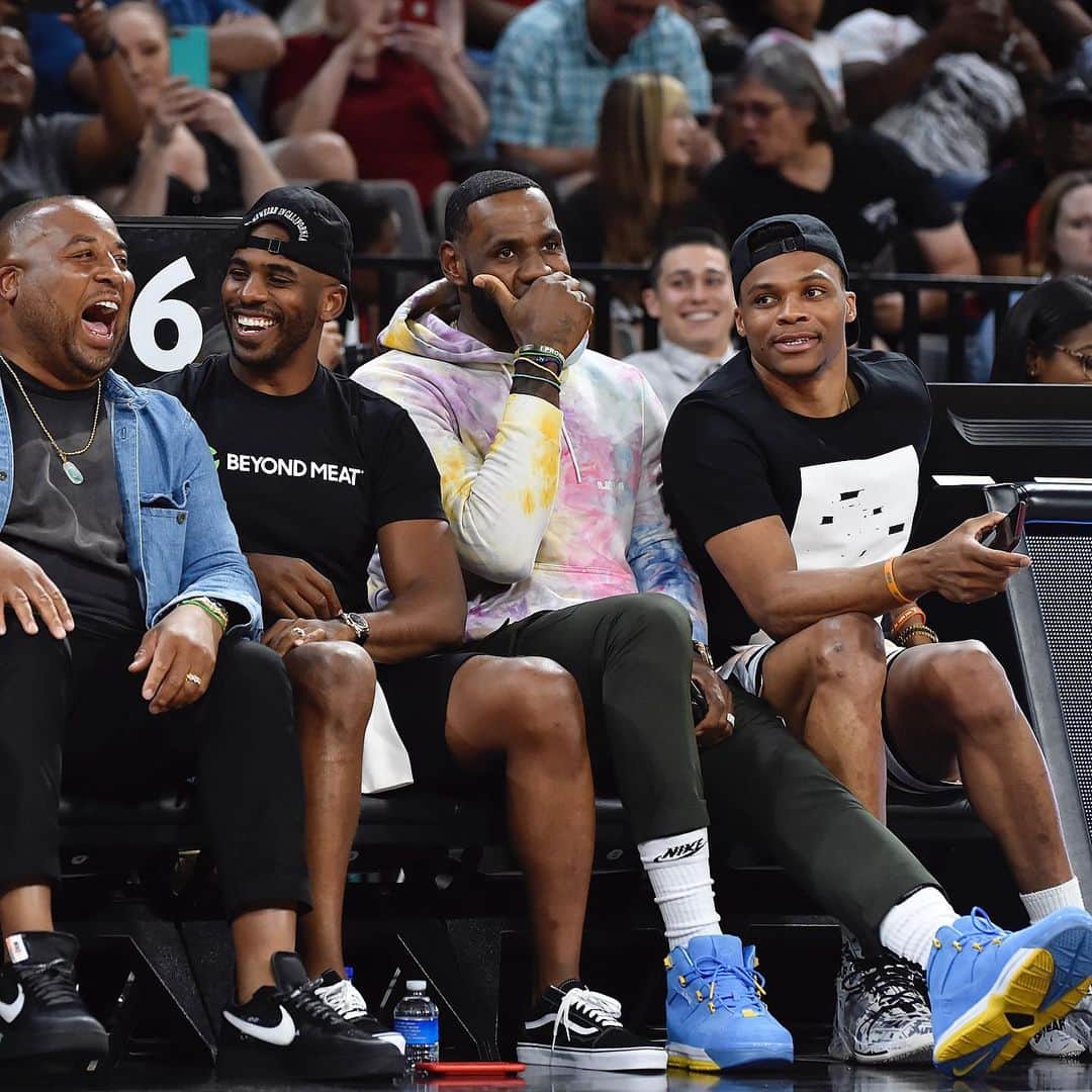NBAさんのインスタグラム写真 - (NBAInstagram)「@cp3 @kingjames & @russwest44 courtside for @nyliberty/@lvaces @wnba action!」6月15日 12時23分 - nba