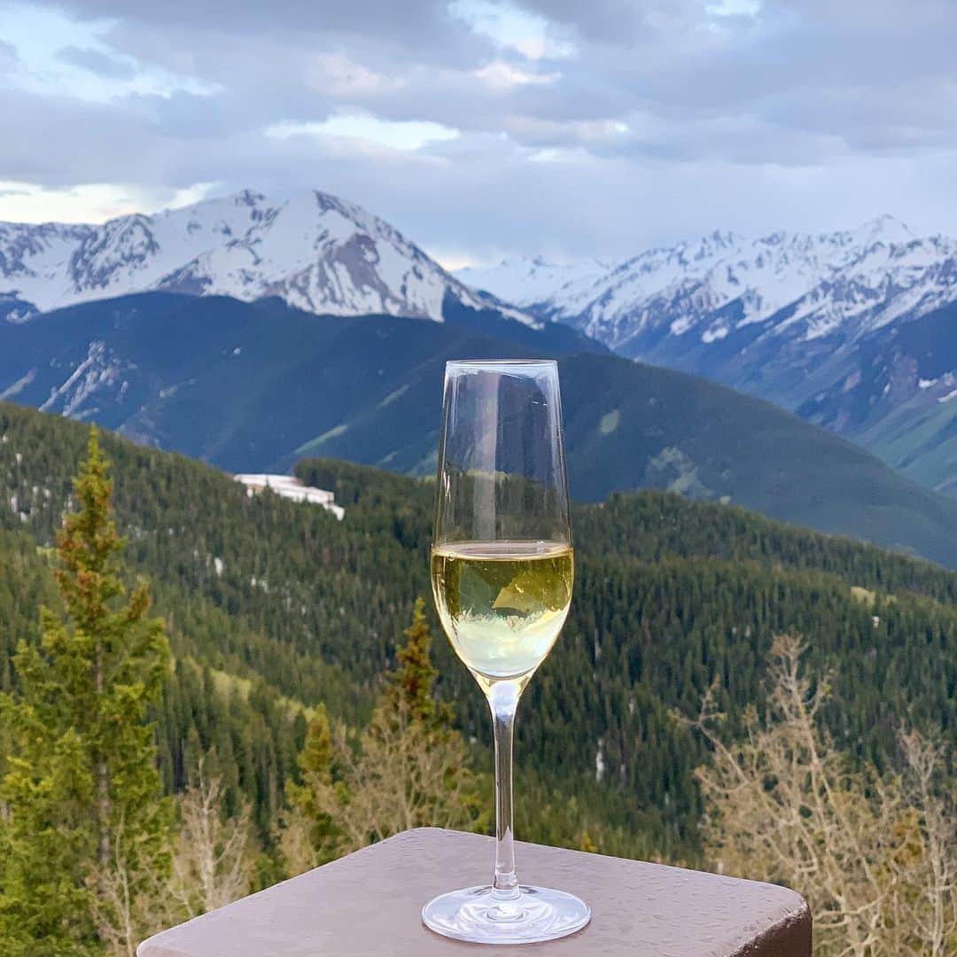 Food & Wineさんのインスタグラム写真 - (Food & WineInstagram)「Toasting to a great night on the top of Aspen Mountain. 🥂 #fwclassic 📷: @carolineschnapp」6月15日 12時36分 - foodandwine