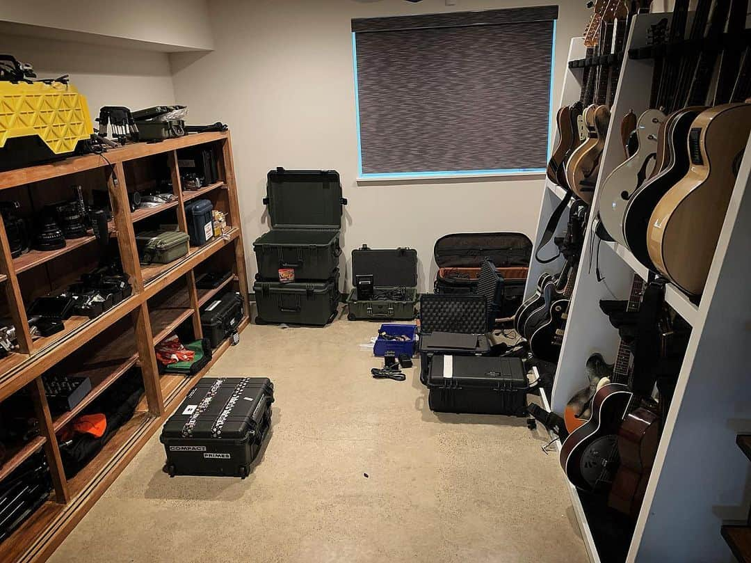 トム・デロングさんのインスタグラム写真 - (トム・デロングInstagram)「Cameras and guitars... @tothestarsofficial」6月15日 12時34分 - tomdelonge