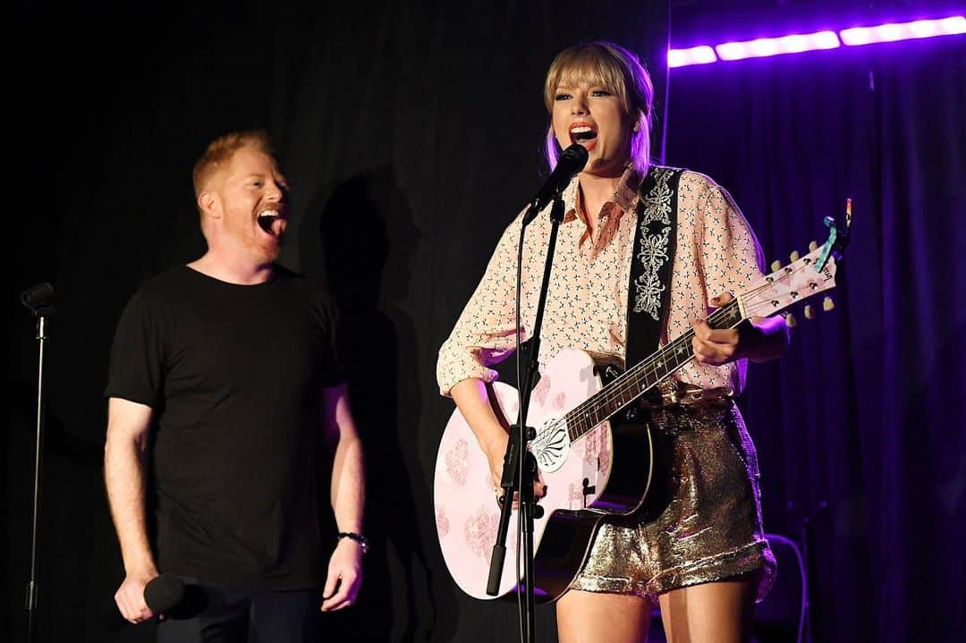 Just Jaredさんのインスタグラム写真 - (Just JaredInstagram)「We feel you, @jessetyler! @taylorswift took the stage at The Stonewall Inn for a surprise performance! #TaylorSwift #JesseTylerFerguson Photos: Getty」6月15日 12時37分 - justjared