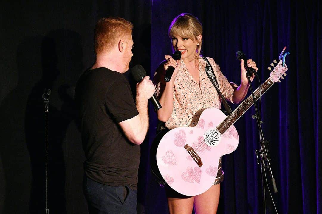 Just Jaredさんのインスタグラム写真 - (Just JaredInstagram)「We feel you, @jessetyler! @taylorswift took the stage at The Stonewall Inn for a surprise performance! #TaylorSwift #JesseTylerFerguson Photos: Getty」6月15日 12時37分 - justjared