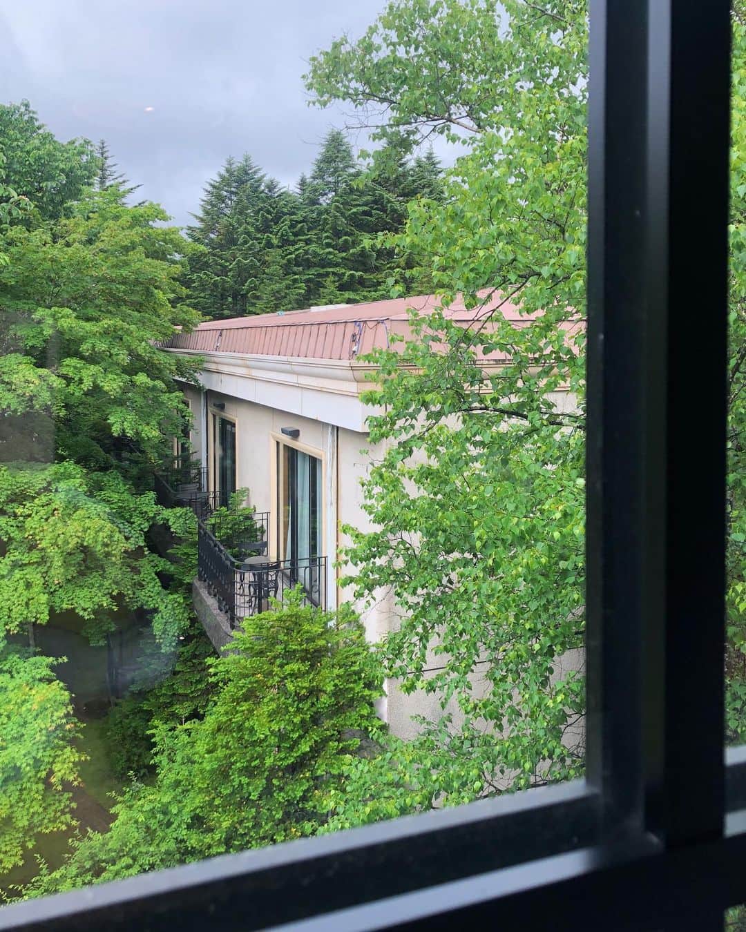 目見田早弥子さんのインスタグラム写真 - (目見田早弥子Instagram)「| Family trip 🧳🌿 軽井沢のこと、更新していきます。 ホテルのお部屋からの眺め。 涼しくて緑がたくさんで癒されました。 #旧軽井沢kikyoキュリオコレクションbyヒルトン」6月15日 12時38分 - sayako_memida
