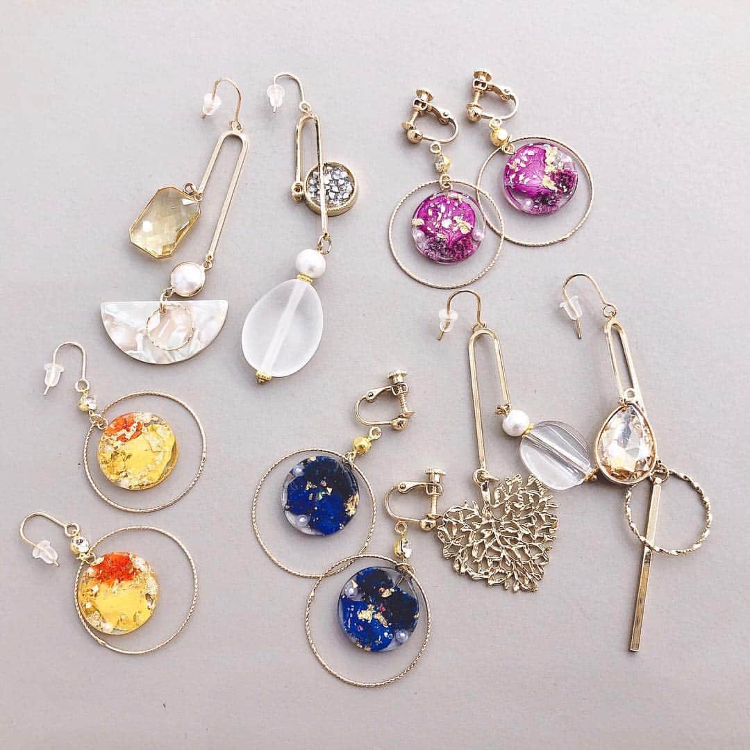 のインスタグラム：「タピエスタイル東京丸の内店です。 新作が届きました、 『 ACKERMAN 』のご紹介です。 「トレンドを、自分らしく… 手にとっても身につけても美しく」をコンセプトに、大量生産できないからこその＂1点物＂の特別感を大切に制作しています。  着けた人の自分らしさを引き立てられるアクセサリー。 人気のフラワーシリーズは透明感と色彩を意識してカラフルで華やかに。 同じものとは出会えないからこそ、ぜひ自分だけの特別な1点を。  皆様のご来店をお待ちしております。  #タピエスタイル  #タピエスタイル東京丸の内店  #丸ビル  #丸の内ビルディング  #東京駅  #ハンドメイドアクセサリー  #handmadeaccessory  #ACKERMAN  #ボタニカルアクセサリー  #ドライフラワー」