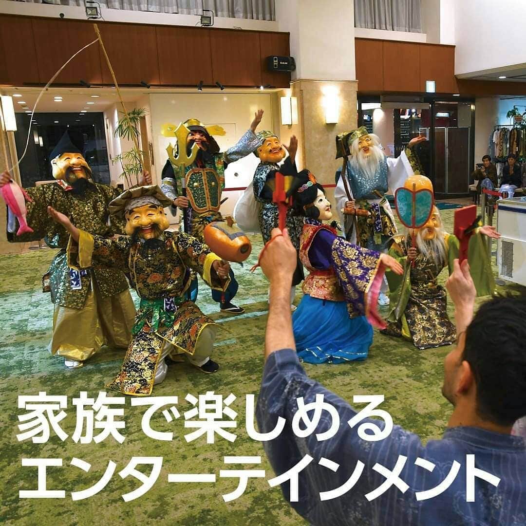 【公式】オーシャンリゾートホテル マホロバ・マインズ三浦さんのインスタグラム写真 - (【公式】オーシャンリゾートホテル マホロバ・マインズ三浦Instagram)「マホロバでは家族で楽しめるロビーイベントを毎晩開催！ 毎週水曜日は七福神踊りをお楽しみいただけます。マホロバ七福神をご紹介しますのでぜひ会いに来てくださいね😉 見れば福がやって来るかも？  ロビーショータイム 七福神踊り＆ソーラン踊り 毎週水曜日 19:00～約30分間  #七福神 #三浦七福神 #七福神踊り #マホロバ七福神 #恵比須 #大黒 #毘沙門 #弁天 #福禄寿 #寿老人 #布袋 #神様 #七福神巡り #パワースポット #和文化 #和文化体験 #御朱印 #着物 #和服 #イベント情報 #パフォーマンス #エンターテイメント #三浦半島いいところ #神奈川旅行 #三浦市 #マホロバケーション #三浦半島 #三浦海岸 #マホロバ #マホロバマインズ三浦」6月15日 12時38分 - maholova_minds_miura