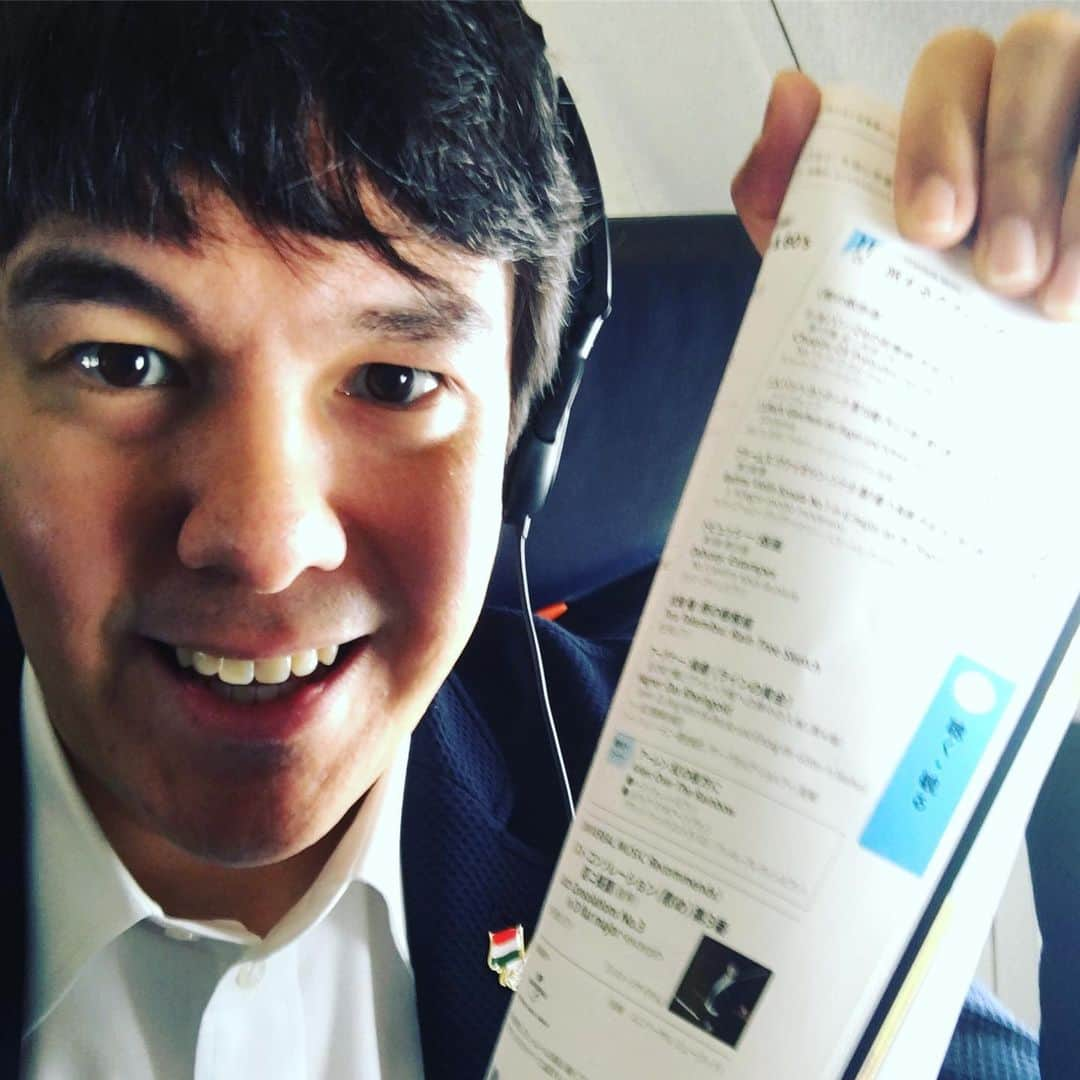 金子三勇士さんのインスタグラム写真 - (金子三勇士Instagram)「Listening to #MiyujiKaneko on board #ANA #onboard @ana.japan @miyujikaneko_official @umusicjapan #Piano #CD #Lisztrecital #Pianist #SteinwayArtist #inflightentertainment #StarAlliance #全日空 #機内 #ニューアルバム #ピアノ #ピアニスト #金子三勇士 #音楽 #リストリサイタル #ピアノリサイタル #フランツリスト #コンソレーション #ユニバーサルミュージック #UniversalMusic #Recommends @uclassicsjazz @universalmusickoreaclassics」6月15日 12時43分 - miyujikaneko_official