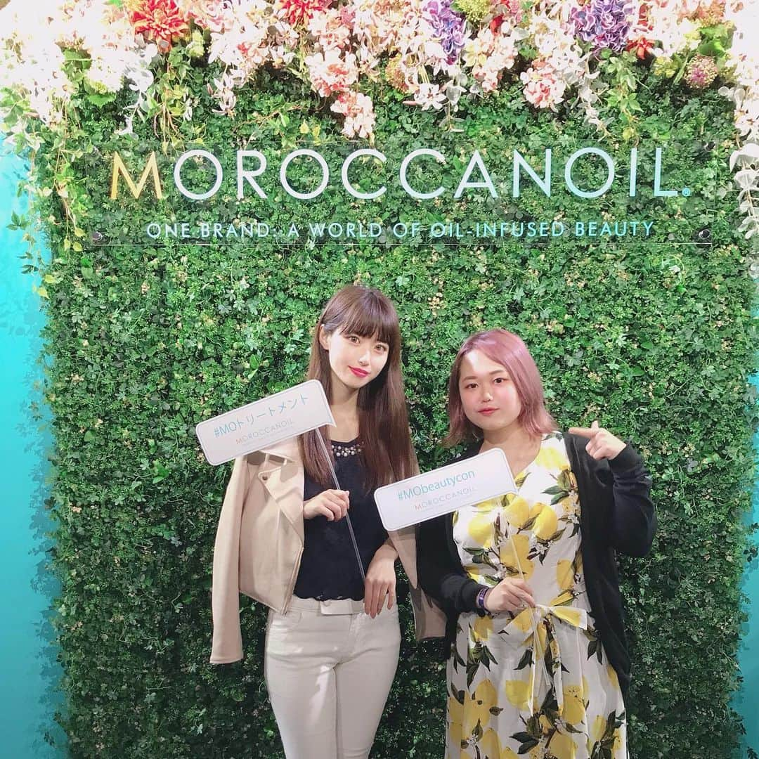 川子芹菜さんのインスタグラム写真 - (川子芹菜Instagram)「. . 今日は島袋と #beautycontokyo に行ってきました( *˙˙*)💓💓 . . 可愛くてオシャレなブースがたくさんあってどこから行こうか迷っちゃいました😍✨ . 1枚目はCLARINSさんブースでﾊﾟｼｬﾘ📸 コンフォートリップオイルを試してみたよ🎶 私は赤🥀で島袋は黄色🌼(安定) . . 写真2枚目はいつもお世話になってる大好きなモロッカンオイルさんのブースでﾊﾟｼｬﾘ📸 オイルもお試しできて2人でテンション上がってました😂🌟 . . フォトスポットもたくさんあって、トークイベントもすごく楽しかった😊✨✨ 是非行ってみてください🥂🌟 . . . #salonmodel #model #hairsalon #hairstyle #makeup #メイクアップ #ヘアカラー  #サロンモデル #サロモ #フリーモデル #フリーランスモデル #広告モデル #ECサイトモデル #スチールモデル #PR #和装モデル #ロングヘア #モデル #撮影 #作品撮り #ファッション #メイク #make」6月15日 23時37分 - kawakoserina