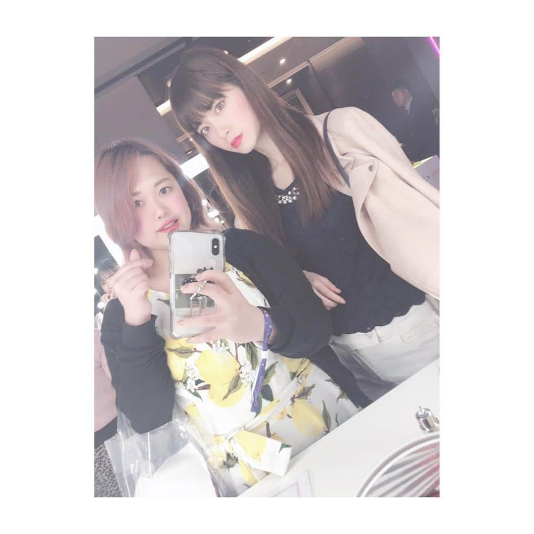 川子芹菜さんのインスタグラム写真 - (川子芹菜Instagram)「. . 今日は島袋と #beautycontokyo に行ってきました( *˙˙*)💓💓 . . 可愛くてオシャレなブースがたくさんあってどこから行こうか迷っちゃいました😍✨ . 1枚目はCLARINSさんブースでﾊﾟｼｬﾘ📸 コンフォートリップオイルを試してみたよ🎶 私は赤🥀で島袋は黄色🌼(安定) . . 写真2枚目はいつもお世話になってる大好きなモロッカンオイルさんのブースでﾊﾟｼｬﾘ📸 オイルもお試しできて2人でテンション上がってました😂🌟 . . フォトスポットもたくさんあって、トークイベントもすごく楽しかった😊✨✨ 是非行ってみてください🥂🌟 . . . #salonmodel #model #hairsalon #hairstyle #makeup #メイクアップ #ヘアカラー  #サロンモデル #サロモ #フリーモデル #フリーランスモデル #広告モデル #ECサイトモデル #スチールモデル #PR #和装モデル #ロングヘア #モデル #撮影 #作品撮り #ファッション #メイク #make」6月15日 23時37分 - kawakoserina