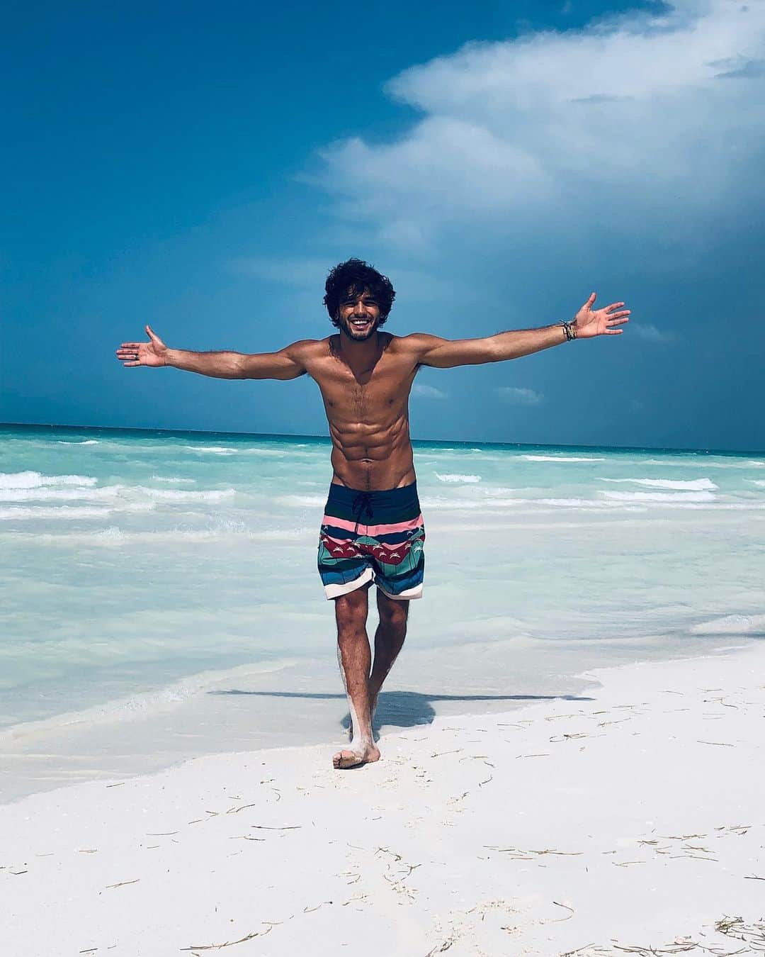 マーロン・テシェイラのインスタグラム：「—- “É preciso salgar os pés para adoçar a alma. Mais do que uma necessidade, a praia é  minha fonte de felicidades.” 🍀💙💦 #SaudadesDoMar —- "You must salt your feet to sweeten your soul. More than a necessity, the beach is my source of happiness.” 🍀💙💦 #IMissTheSea —- 🎩...Peace&Light...♻️ —- #TakeMeBack #MaisPraiaPorFavor #GoodVibesOnly」
