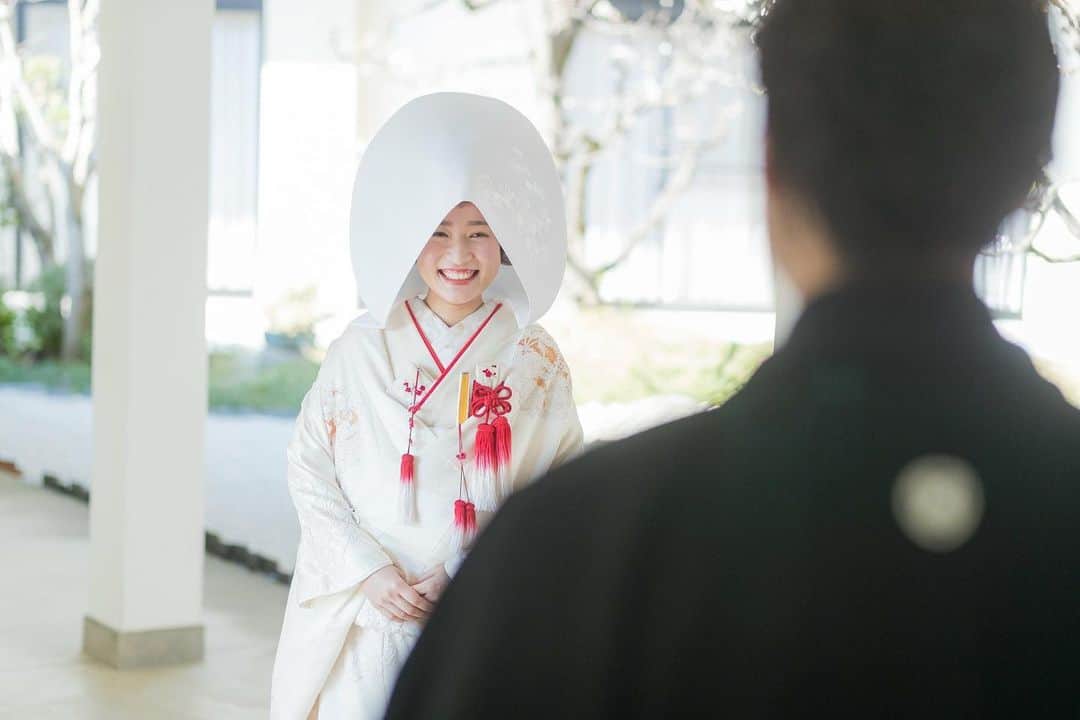 juno_jinjakonさんのインスタグラム写真 - (juno_jinjakonInstagram)「. 白無垢の花嫁姿は、 相手のどんな家風にも染まりますという花嫁の意思を示すものだとも云われています。 凛としながらも可憐に感じられる、日本の花嫁さまのお姿です。 . -神社での結婚式をお考えの方へ- 6月22日.23日に、神社挙式のことがよく分かる、現地見学フェアを開催いたします。 *﻿ 【櫛田神社現地見学フェア】 6月22日 6月23日 JUNO神社婚プランナーと一緒に、櫛田神社を見学しながら、神社挙式をしっかりイメージしていただけるフェアです。 まだまだ何も決まっていない方も、お気軽にご参加ください。 . 【JUNO神社婚相談会﻿】 毎週月・木・土・日 10時～18時﻿﻿ JUNO天神本店、JUNO熊本店にて神社相談会を行っております。﻿﻿ ※予約制になります。﻿﻿ ・白無垢、色打掛合わせのご案内﻿﻿ ・プランご説明　（プラン12万円～）﻿﻿ ・当日までの流れ﻿﻿ ・当日神社でのサポート内容﻿﻿ ・お食事のご案内﻿﻿ etc... 何でもご相談下さい。 .﻿﻿ △ご予約方法△﻿﻿ @juno_jinjakon ホーム画面のURL﻿﻿ よりお待ちしております。﻿﻿ *﻿﻿ -----------------------------------------﻿﻿ 【JUNO（ジュノ）】では福岡・熊本で#神社婚  をプロデュースしています。﻿ ﻿ #juno神社婚#juno和婚﻿﻿ *﻿﻿ *﻿﻿ ☏0120-791-259﻿﻿ 天神本店・熊本店にて受付中﻿﻿ *﻿﻿ ≪福岡≫プロデュース可能な神社﻿﻿ #護国神社﻿﻿ #住吉神社﻿﻿ #櫛田神社﻿﻿ #太宰府天満宮﻿﻿ #警固神社﻿﻿ 香椎宮﻿﻿ 宮地嶽神社 ﻿﻿ 宗像大社﻿﻿ *﻿﻿ ≪熊本≫  プロデュース可能な神社﻿﻿ #加藤神社﻿﻿ #健軍神社 ﻿﻿ #藤崎八旛宮﻿﻿ #阿蘇神社﻿﻿ #出水神社 *﻿﻿ *﻿﻿ *﻿﻿ #福岡花嫁#熊本花嫁 #和婚#神社式 ﻿#福岡神社#神前式#和装#和装小物 #白無垢 #綿帽子 #和婚 #japanesewedding #洋髪 #福岡プレ花嫁 #大人花嫁#和装前撮り#日本の結婚式#家族婚」6月15日 22時08分 - juno_jinjakon