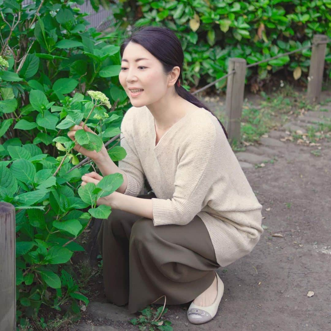 江藤あやさんのインスタグラム写真 - (江藤あやInstagram)「自主映画のために撮った写真。 ・ お花好きなお母さん...的なやつ。 ・ #好きな写真 #女優 #actress #知多市ふるさと観光大使  #江藤あや」6月15日 22時09分 - ayayakko19