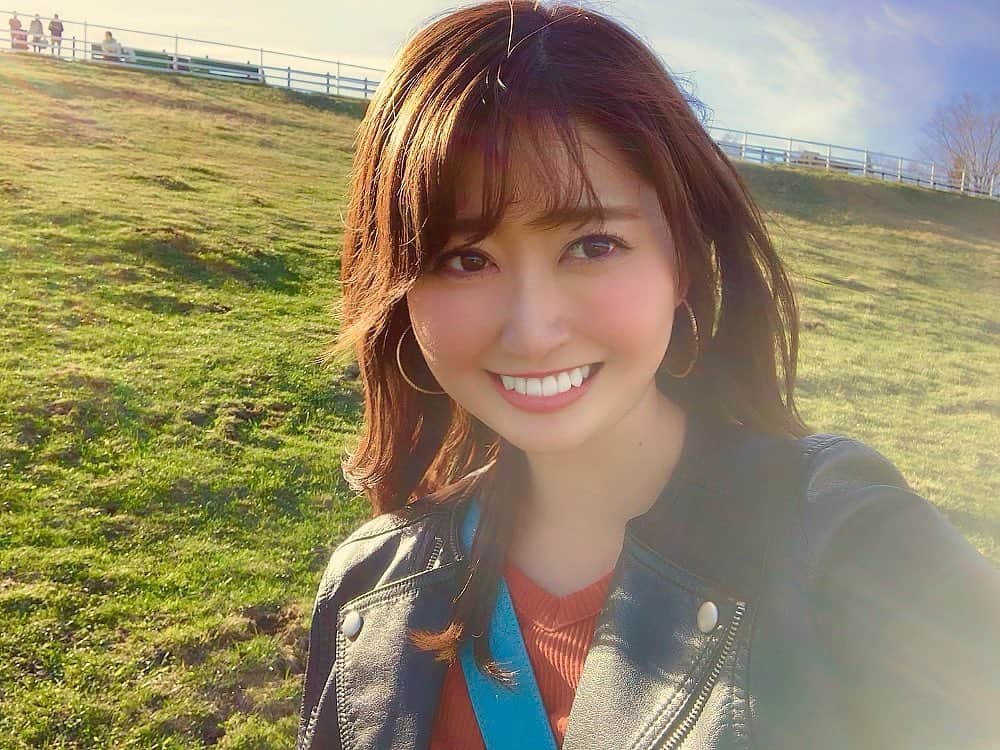 坂口莉果子のインスタグラム：「お知らせがあります⭐️ YouTubeの123JAPAN!というチャンネルで三原JAPANさんとコラボさせていただいています☀️ 英語で日本の観光地や文化を発信していこうというチャンネルです🇯🇵 毎日同じことの繰り返しが続いていて普通の生活じゃつまらない！と思っていた時にお声がけいただいて私の至らない英語力で大丈夫かなと最初は迷いましたが、今しかできないことをできるだけチャレンジしてみよう！と思い、今回出演させていただくこととなりました🌻 チェックしてみてください🤗 ・ ・ ・ ・ ・ ・ #三原japan  #台湾  #渋谷  #動画  #youtube  #youtuber  #japan  #shibuya」