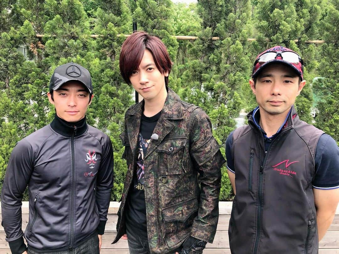 DAIGOさんのインスタグラム写真 - (DAIGOInstagram)「今日の☆CX『馬好王国 ～UmazuKingdom～』ただいまリーディング1位！ジョッキーの川田将雅騎手が出演してくれます！凄く楽しいロケになりました！！競馬ファンのみなさんも、はじめて観る人も是非観てください！25:15～です！俺と将雅くんがどんな仲か、番組で明らかに！！そして中内田調教師も出演！！めったに見れない中内田厩舎を案内してくれました！めちゃくちゃいい人！！ #馬好王国 #川田将雅 #中内田充正 #栗東トレセン #笑顔満載のロケ #川田くんも笑顔満載！ #カッコイイ男 #競馬 #ホースマンは本当に凄い #記念すべきインスタ200投稿 #おめでとう」6月15日 22時22分 - daigo_breakerz_