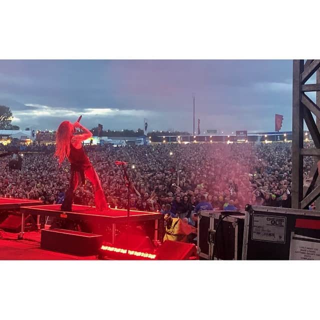ロブ・ゾンビのインスタグラム：「Thanks Download! Fun in the mud with 80,000 rockers! 🇬🇧 #downloadfestival2019 #robzombie #johnfive #piggyd #gingerfish」