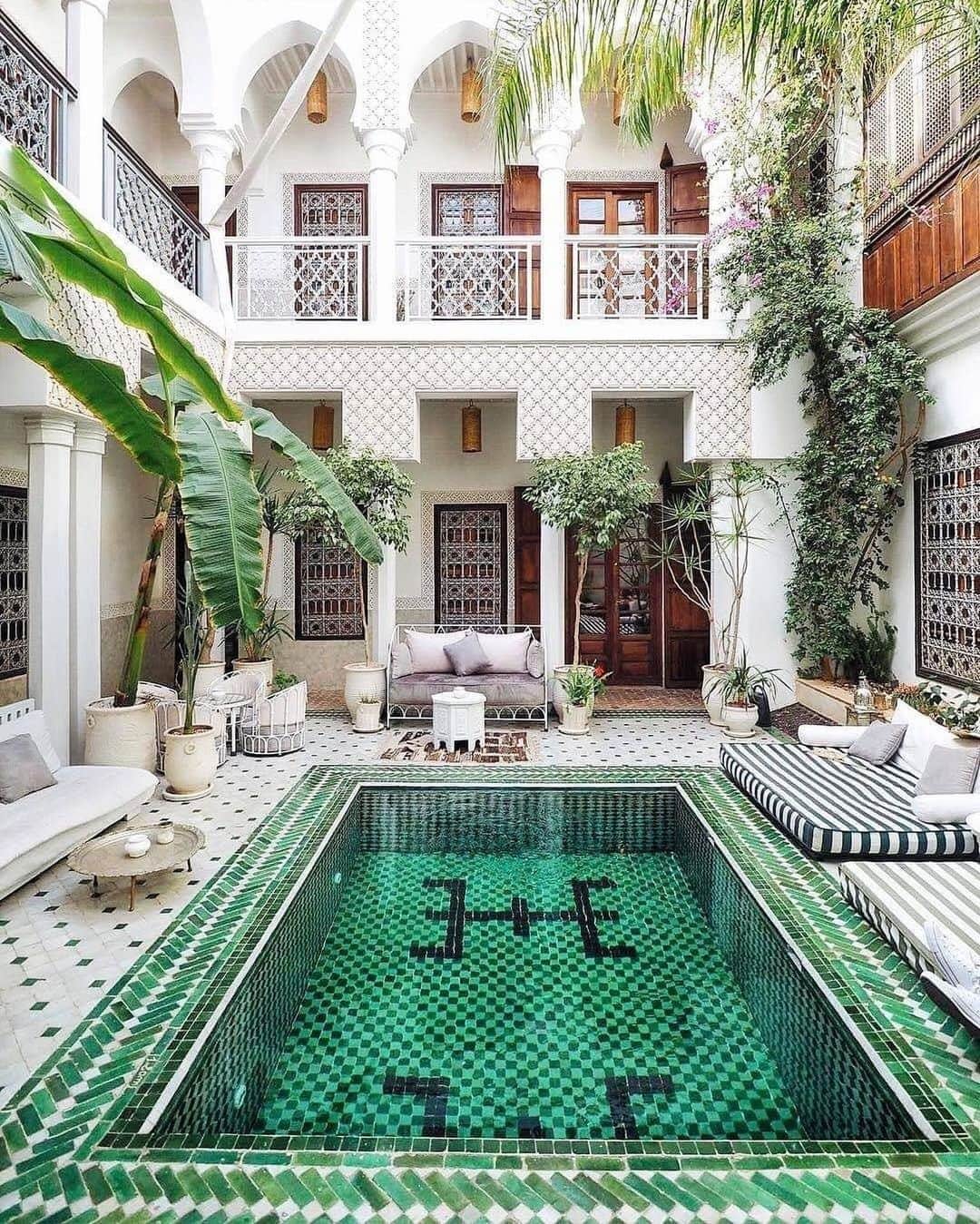 ELLE Polandさんのインスタグラム写真 - (ELLE PolandInstagram)「Gorąco? Tak wygląda jeden z najpiękniejszych basenów na instagramie ☀️To Le Riad Yasmine w Marrakeszu. Fot. @leriadyasmine #pool #instapool #marrakesh #morocco #instatrip #instatravel」6月15日 22時23分 - ellepolska
