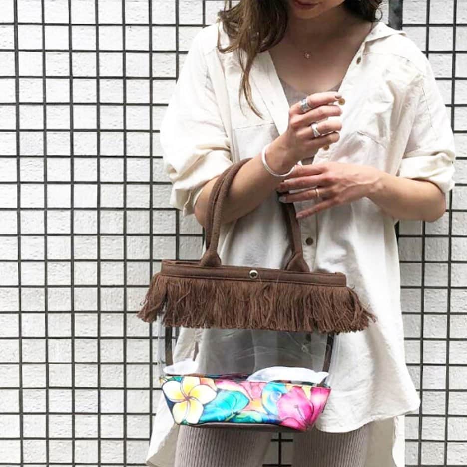 ラレイアのインスタグラム：「🌴 フリンジがお洒落なColleen Wilcoxデザインのクリアフリンジトートバッグ😍💓 ・ 大人ブラウンは人気のparadiseのアートデザイン😊 ・ バサッとしたフリンジがポイントのトレンドなビニールバッグです✨ @laleia_official  @colleenwilcoxgallery_jp  #colleen#colleenwilcox#art#hawaii#aloha#surf#beach#fashion#laleia#ハワイ#フォトジェニック#インスタ映え#インスタ女子#アロハ#ビーチ#海を感じる雑貨#ラレイア#アート#ビーチガール#サーフスタイル#大人カジュアル#ギフト#プレゼント#楽天#バッグ」