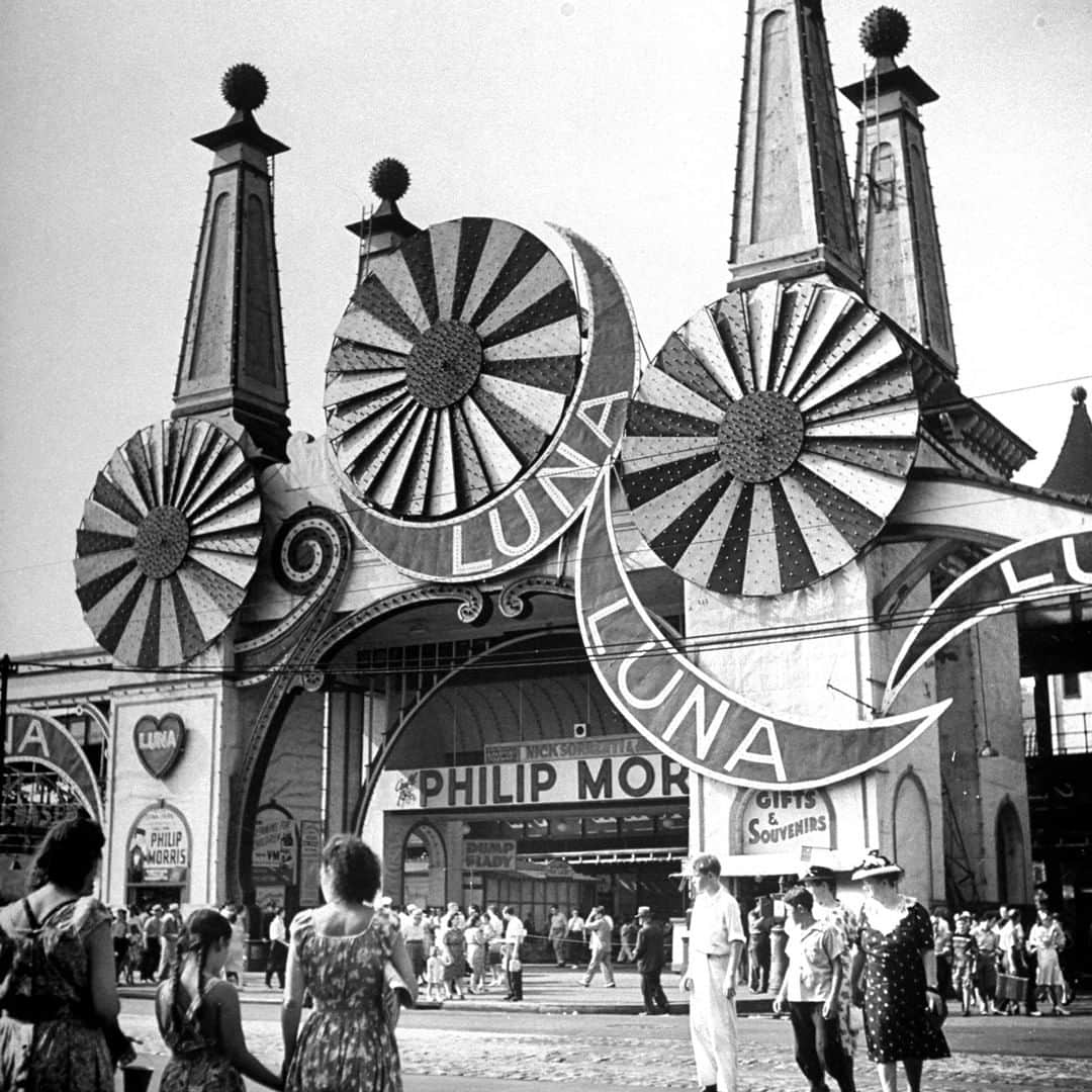 lifeさんのインスタグラム写真 - (lifeInstagram)「Entrance to the Luna amusement pavilion at Coney Island Amusement Park in Brooklyn, NY, 1944. (Marie Hansen—The LIFE Picture Collection/Getty Images) #ConeyIsland #Brooklyn #Summer」6月15日 22時24分 - life