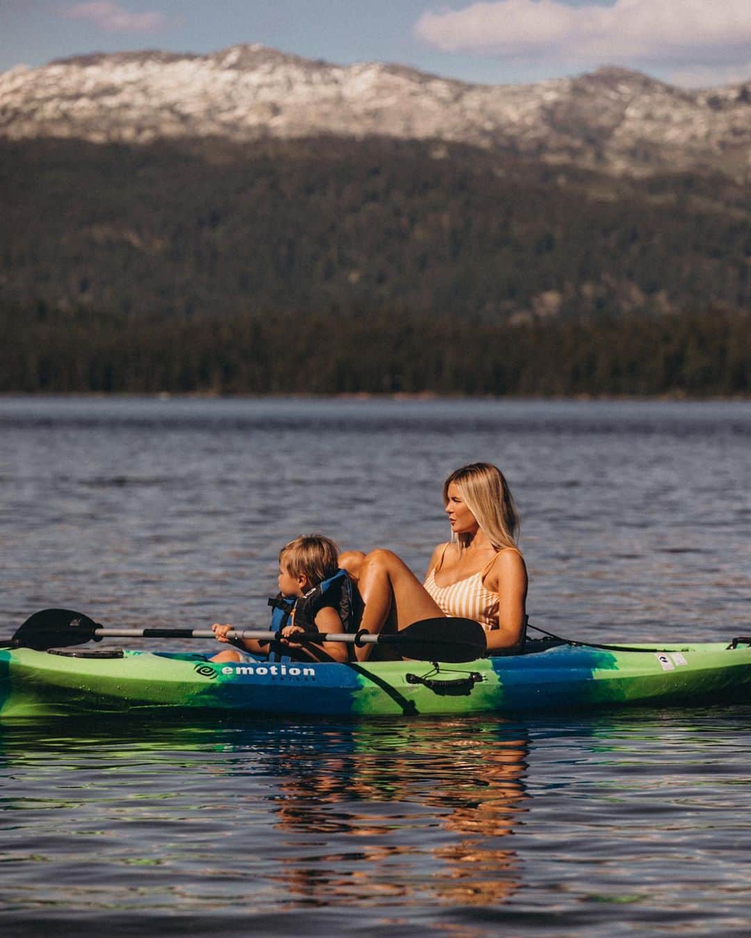 Amber Fillerup Clarkさんのインスタグラム写真 - (Amber Fillerup ClarkInstagram)「We are in absolute heaven here at @shorelodge 😍 the kids went out kayaking by themselves and despite us never teaching Atticus how to paddle he knew how to turn and reverse paddle. Which always reminds me how much they observe us. He already has today’s line up done of his order of who he is taking out on rides! Later he was paddling in and I asked him “are your taking a break?” And he said “nooo I’m coming to give you a hug and kiss silly” 😂」6月15日 22時25分 - amberfillerup