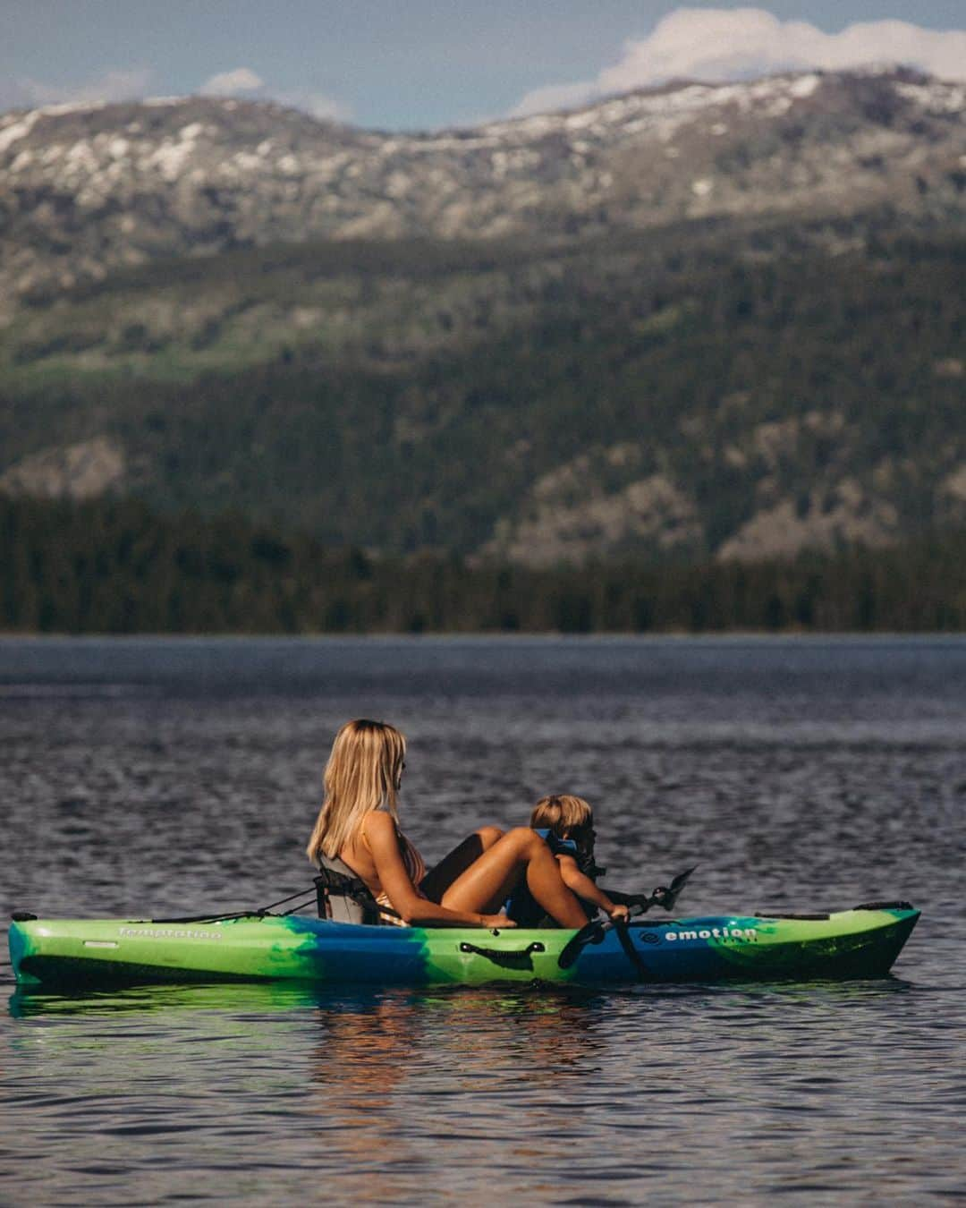 Amber Fillerup Clarkさんのインスタグラム写真 - (Amber Fillerup ClarkInstagram)「We are in absolute heaven here at @shorelodge 😍 the kids went out kayaking by themselves and despite us never teaching Atticus how to paddle he knew how to turn and reverse paddle. Which always reminds me how much they observe us. He already has today’s line up done of his order of who he is taking out on rides! Later he was paddling in and I asked him “are your taking a break?” And he said “nooo I’m coming to give you a hug and kiss silly” 😂」6月15日 22時25分 - amberfillerup