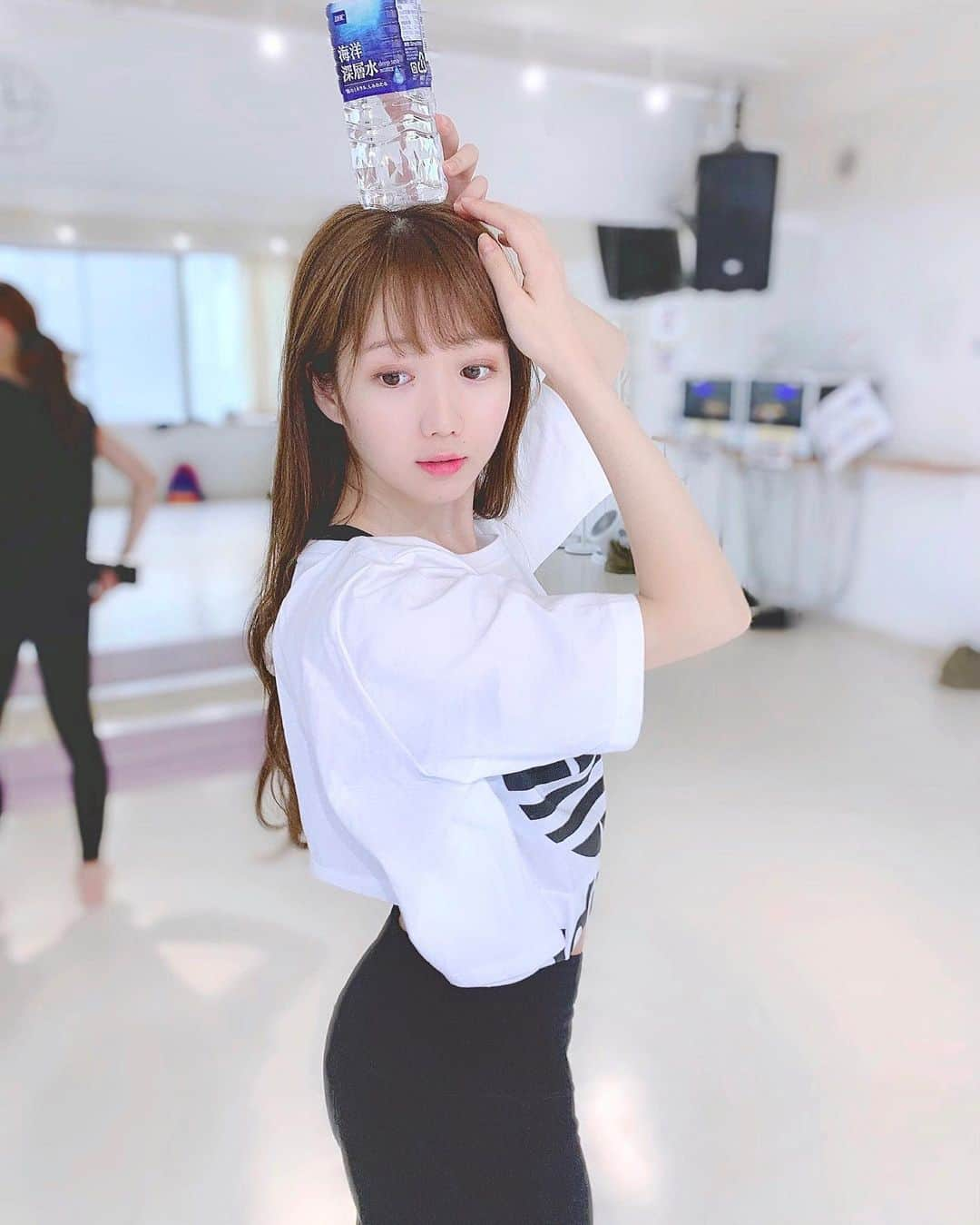 大谷映美里さんのインスタグラム写真 - (大谷映美里Instagram)「🖤💭🖤💭 ㅤㅤㅤㅤㅤㅤㅤㅤㅤㅤㅤㅤㅤ ヨガのワークショップに花菜と参加してきたよ〜✨ 程よいキツさで楽しかったですっ🏃🏻‍♀️ ㅤㅤㅤㅤㅤㅤㅤㅤㅤㅤㅤㅤㅤ ウェアは上下 @BOODYWEARJAPAN ♡ Tシャツは adidas ☺️🚿 ㅤㅤㅤㅤㅤㅤㅤㅤㅤㅤㅤㅤㅤ #ヨガ #ヨガウェア #adidasoriginals」6月15日 22時26分 - otani_emiri