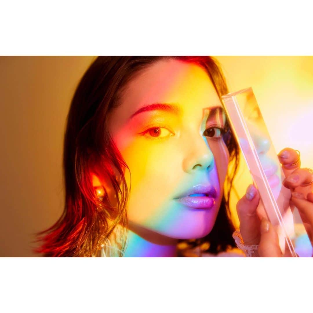 のインスタグラム：「7月17日(水)リリースの両A面シングル「over and over／dazzling tomorrow」の新アーティスト写真が公開になりました🌈✨ * 安田レイ、虹になりました😚 * またジャケットは後日アップするね！ * そして、インストアライブもたくさん決まってるよ❤️ * 7月7日(日) 16：00～【会場】大阪府・タワーレコード 梅田NU茶屋町店　店内イベントスペース * 7月１４日(日) 14：00～【会場】鹿児島県・タワーレコードアミュプラザ鹿児島店　店内イベントスペース * 7月１４日(日) 18：00～【会場】熊本県・蔦屋書店　熊本三年坂　1階イベントスペース * 7月１５日(月・祝) 14：00～【会場】福岡県・タワーレコードアミュプラザ博多店　店内イベントスペース * 7月２０日(土) 1７：３0～【会場】神奈川県・たまプラーザテラス　ゲートプラザ 1Fフェスティバルコート * 7月２１日(日) 13：30～【会場】東京都・昭島モリタウン　東館1階 光の広場 * 8月4日(日) 17：00～【会場】北海道・HMV札幌ステラプレイス 店内イベントスペース * 是非会いに来てね🥰 * そして、今日の #JA全農CDJ での生歌聴いてくれたみんなありがとう！(2枚目へスラーイド✨) * 大好きな宇多田ヒカルさんの「Time Will Tell」をカバーさせていただきました☺️ * 番組宛に温かいメッセージがたくさん届いて嬉しかったよ🥺 * BIG LOVE❤️」