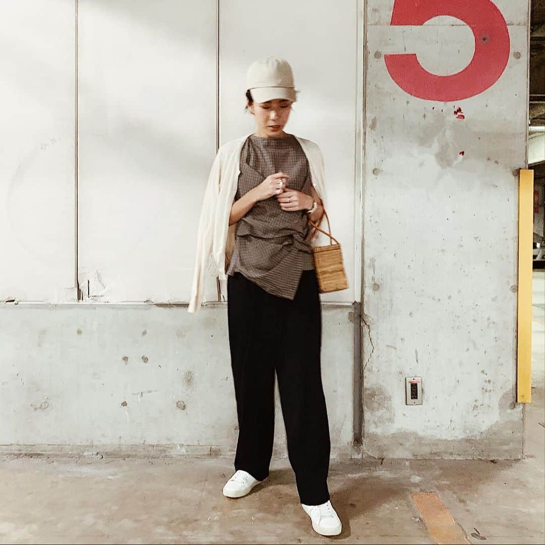 のインスタグラム：「子供達を追いかけ回す気満々な本日の装い🔥 * 雨だったけど、 新しいお財布おろして新しいトップス身につけて 気分の良い土曜日でした😊 * 大人気のレッグパンツも来週再入荷します！ * #masaco服  #MACHATT」