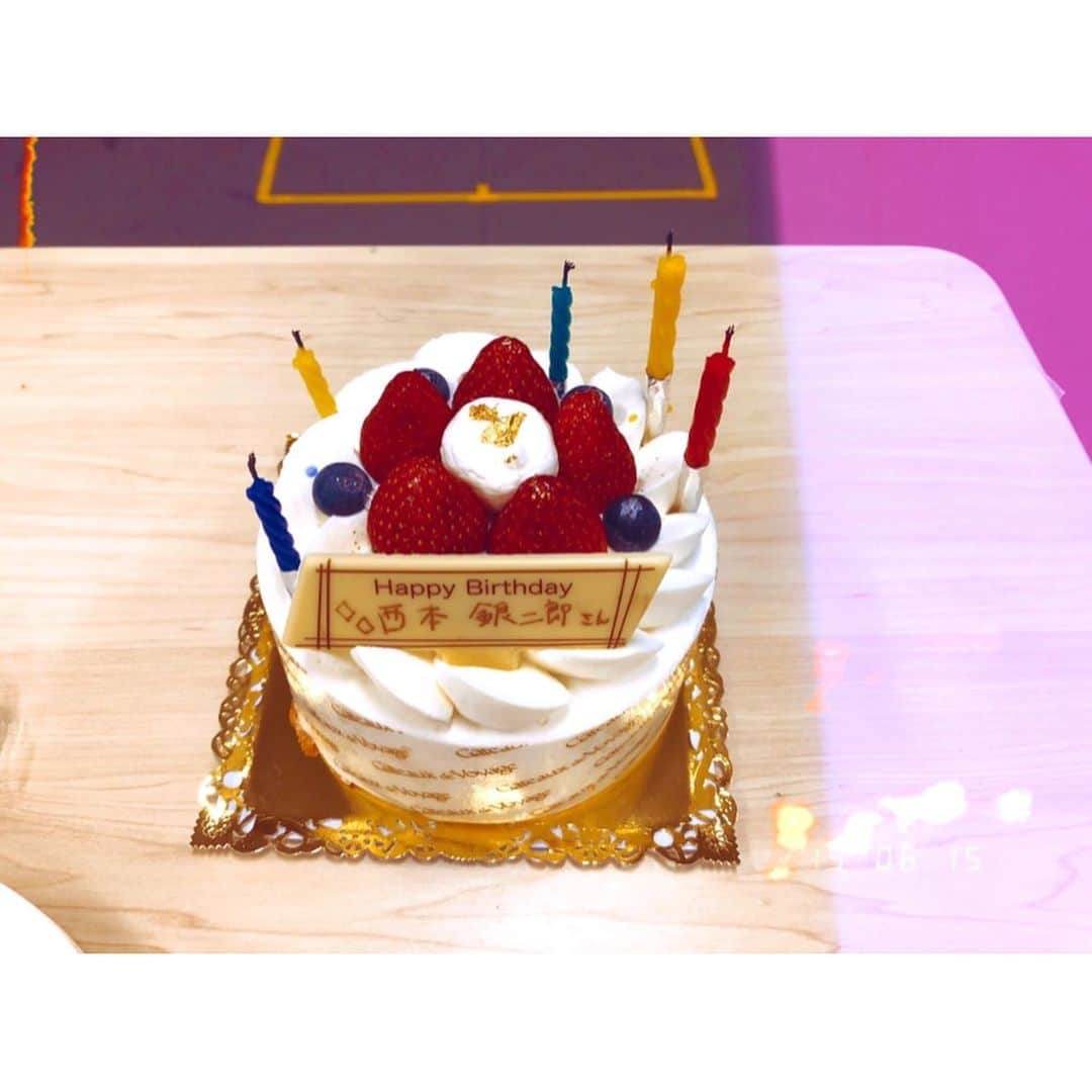 西本銀二郎さんのインスタグラム写真 - (西本銀二郎Instagram)「． なんで、こんな僕を泣かせるような事するんですか！  ①銀だこケーキのプレゼント！ ②亮太から23本のうまい棒を頂く。 ③最後に素敵な誕生日ケーキの登場。  サプライズの連続。同じメンバーに1日に3回もお祝いされたのは初。笑  積チノカベの皆さん、大好きです！  #積チノカベ」6月15日 22時32分 - ginjiro.nishimoto.official