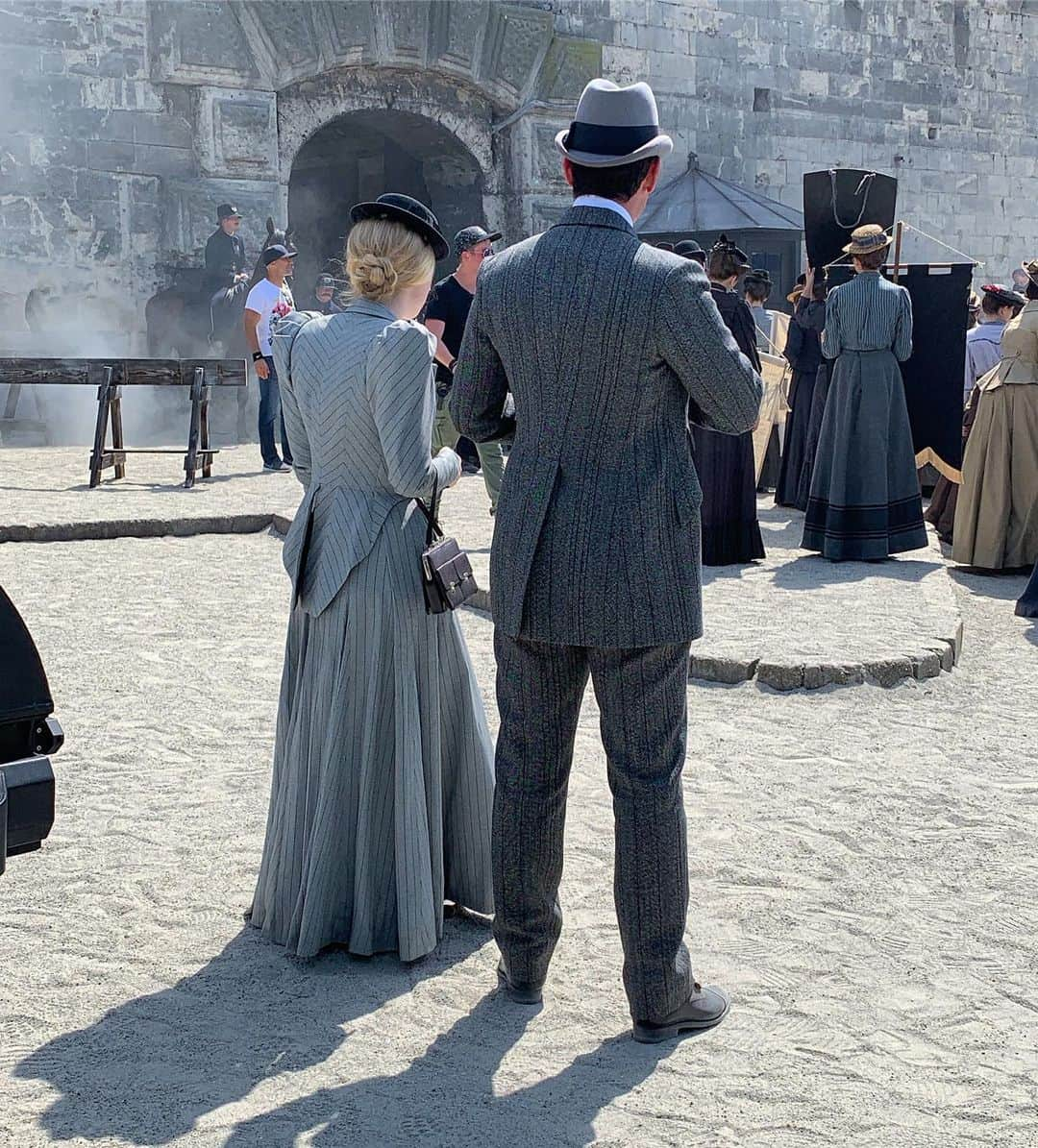 ルーク・エヴァンズさんのインスタグラム写真 - (ルーク・エヴァンズInstagram)「Me and Duke, withstanding the intense Hungarian heat in tweed, hats and corsets.... #AngelofDarkness #theAlienisttnt #theAlienist」6月15日 22時35分 - thereallukeevans