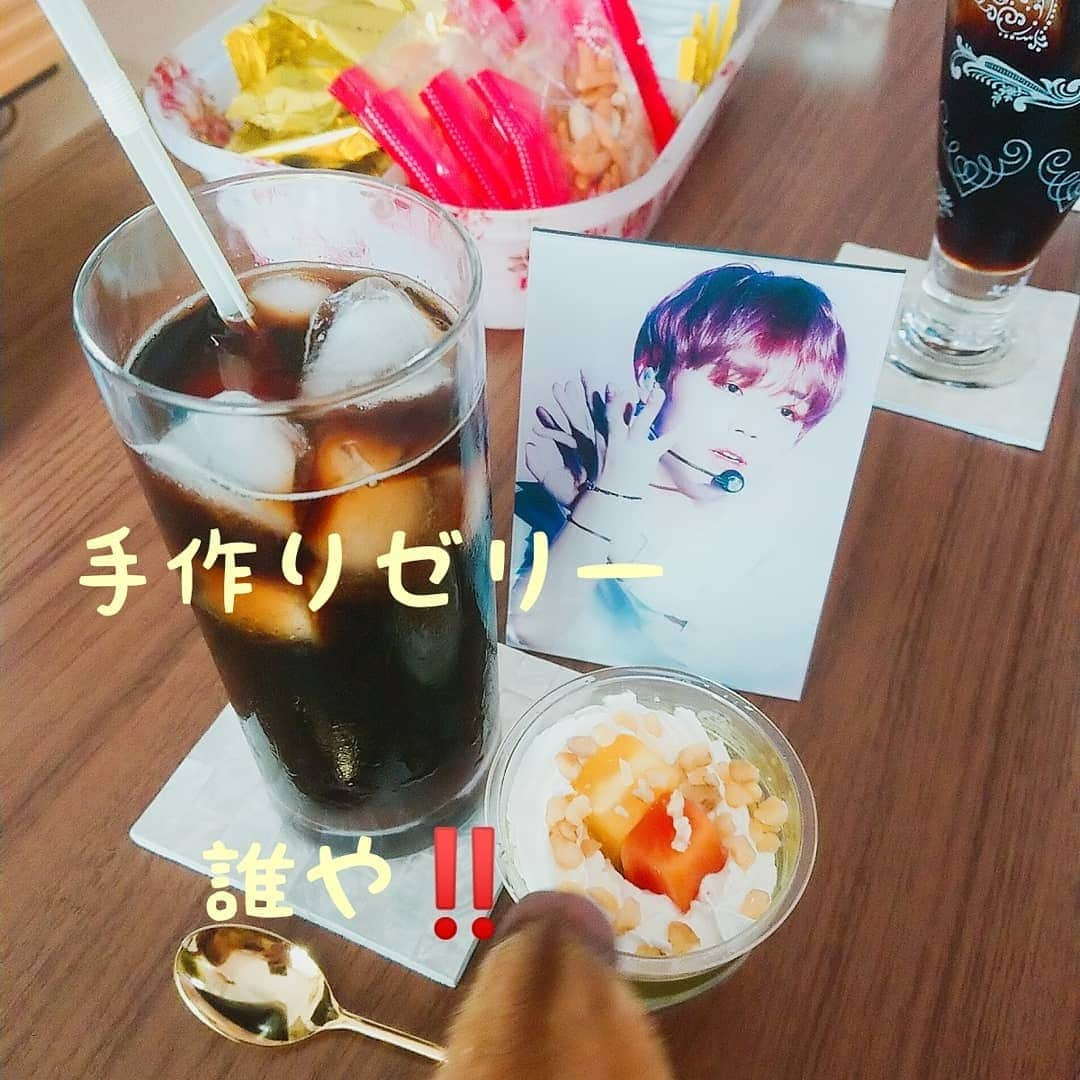 ピックさんのインスタグラム写真 - (ピックInstagram)「今日は朝から BBQ🍖🍗🥓🍚🍺🍻🥂🥃の、予定が、☂️で❗ 、  @winkjh_coco ゆうちゃん @gin.natsu なっちゃん @momo.621 えみちゃんと、 、 ゆうちゃん宅にお邪魔して❗ 朝から、韓国料理をご馳走になりましたー 、 ヤンニョンチキン ラッポッキ にらチヂミ チョレギサラダ😃 、 ひーひーしながら、まあ、たまらん 旨いし❗辛いし❗ 鼻垂れするし(笑)🤣🤣🤣 、 お庭で遊んだり❗ おやつ、もらったり、 みんな、食いしん坊すぎるね(笑)🐶🐶🐶🐶 、 ベラベラ名古屋弁で、喋りまくり(笑) 、 やっぱりやかましいけど、楽しい１日だったねー 、 今日はなーにから、なにまで、ゆうちゃんに甘えました❗ありがとう😃 、 来月は我が家においでやんす(笑) 、 韓国料理ってほんとに、病み付きなるよね👍 、 あっ❗お土産もらったのに、とりわすれ、ごめんね👍えみちゃん、淡路島のスープ なっちゃん👍ピックに、おやつ ありがとう😃 , #女子会 #韓国料理 #辛い #おうちパーティー #またね  #instadog #ilovedog #dogstagram #all_dog_japan #todayswanko #愛知県 #岐阜県  #ミニチュアダックス #ミニチュアダックスフンド #イヌスタグラム #いぬすたぐらむ #犬 #だいすき #美容 #ダイエット #いぬドル #かわいい #シニア犬 #14歳 #ピック #モデル犬 #イケワン #わんわん小学校」6月15日 22時35分 - pick09040904