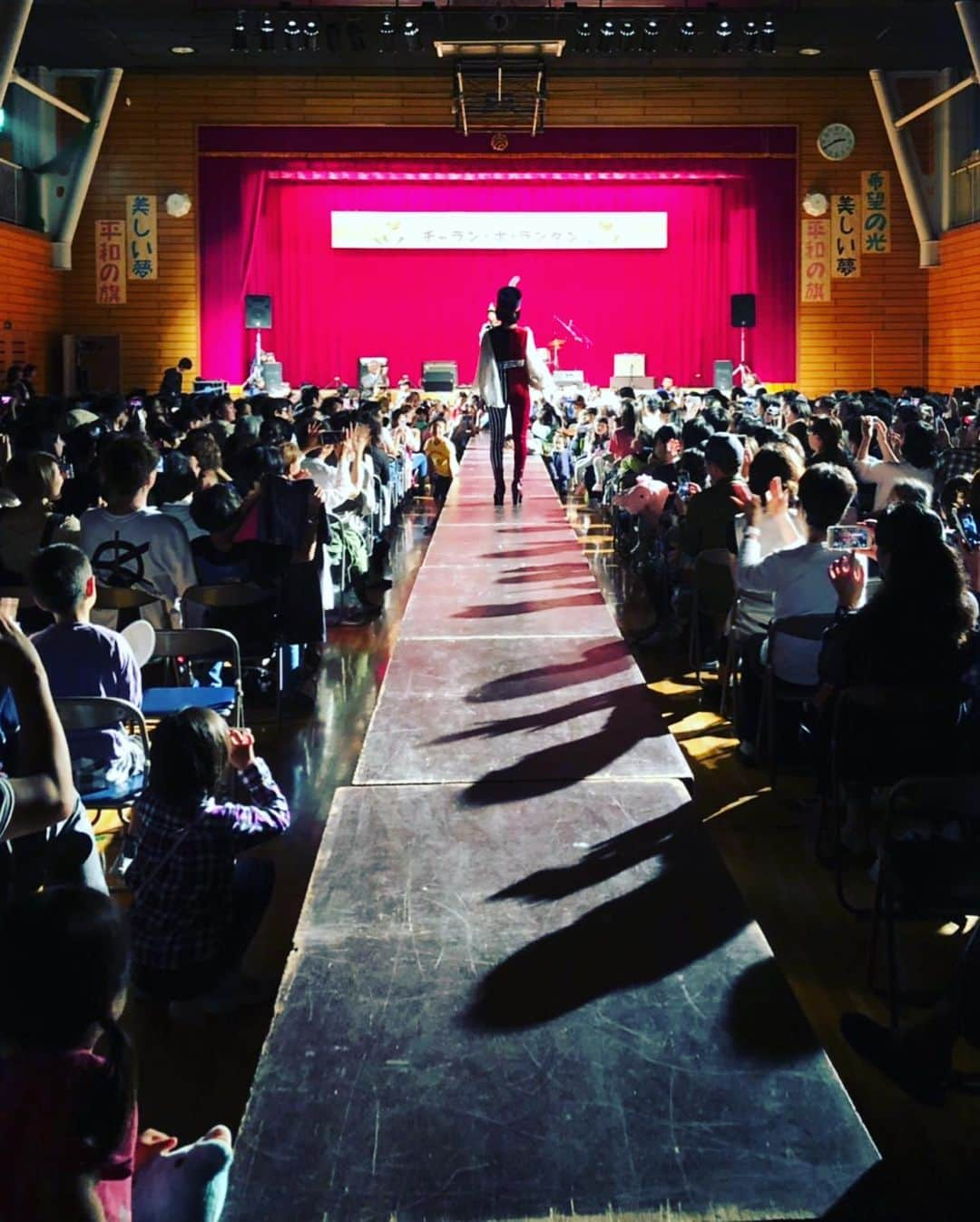 小春さんのインスタグラム写真 - (小春Instagram)「母校での演奏会。在学中だいぶお世話になった我々松永姉妹（特に姉の方）はこうして卒業後に何度か穴を埋めるかの如く時々会いに行きます。お礼が言えるのは生きてるうちだね。なんて、いつのまにかお爺ちゃんになってた先生達に会う度思うのでした。「最高」という曲のありとあらゆる言葉は、ここの学校を経てこそ出てきたものなのだろうと思っています。」6月15日 22時36分 - suttokodokkoiii