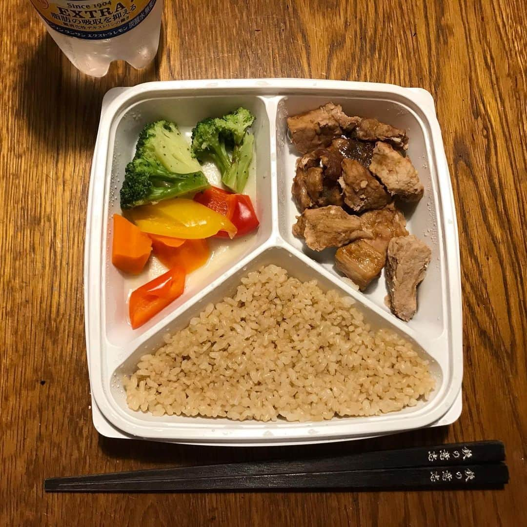 棚橋弘至さんのインスタグラム写真 - (棚橋弘至Instagram)「帰って晩御飯 #びるめし を食べてんるやけど横から…ハナのプレッシャーすごい💦 #toypoodle」6月15日 22時48分 - hiroshi_tanahashi