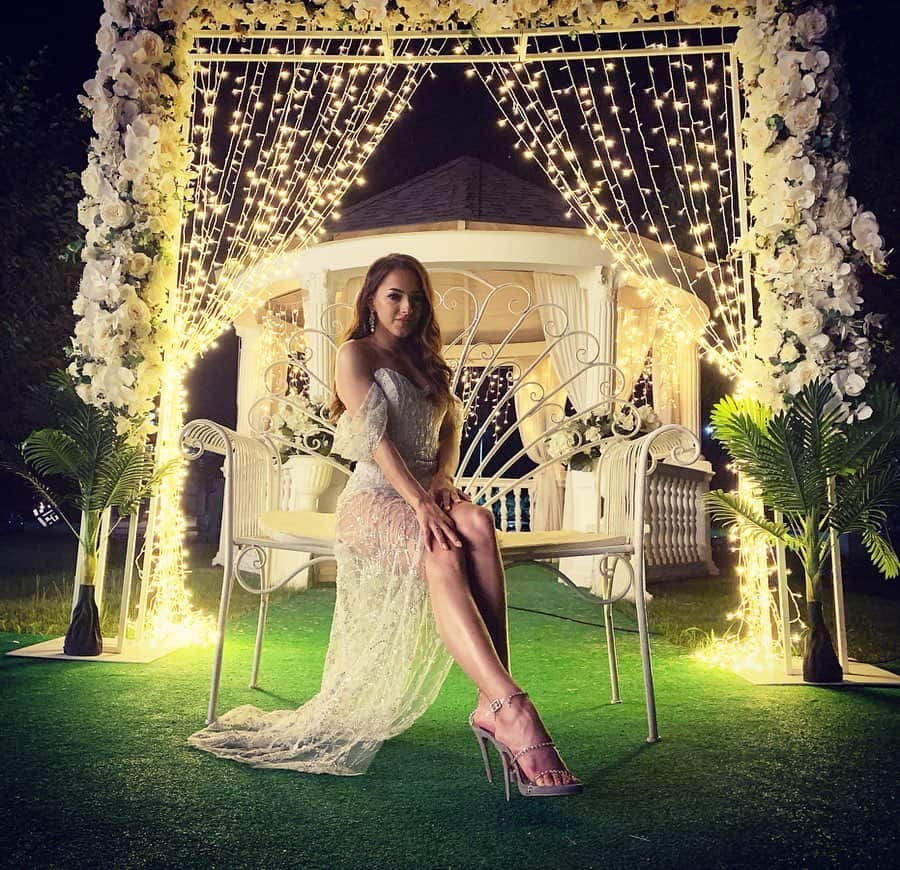 ラリサ・ヨルダケのインスタグラム：「I am good, but not an angel. I do sin, but I am not the devil. I am just a small girl in a big world trying to find someone to love. • @kikidumitrescu 👗」