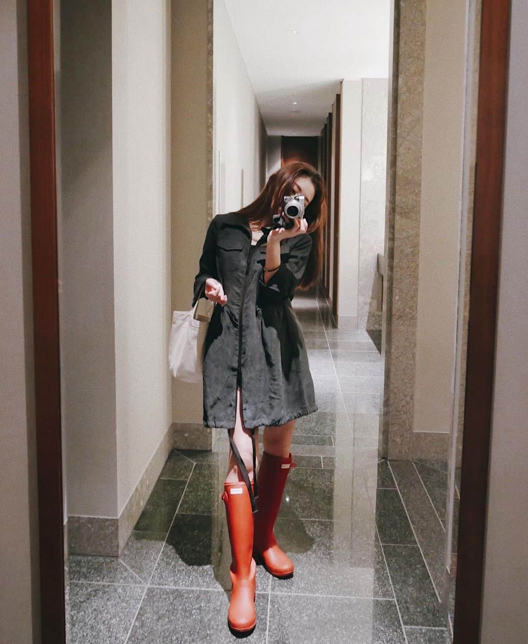 のインスタグラム：「. . 雨の日は頭痛がすごいから苦手です☔️ でも真っ赤なレインブーツだけはお気に入り❤️ . #rainyday #rainboots #梅雨 #レインブーツ #hunter #hunterboots #diesel #雨の日コーデ  #150cmコーデ #式場見学 #saturday」