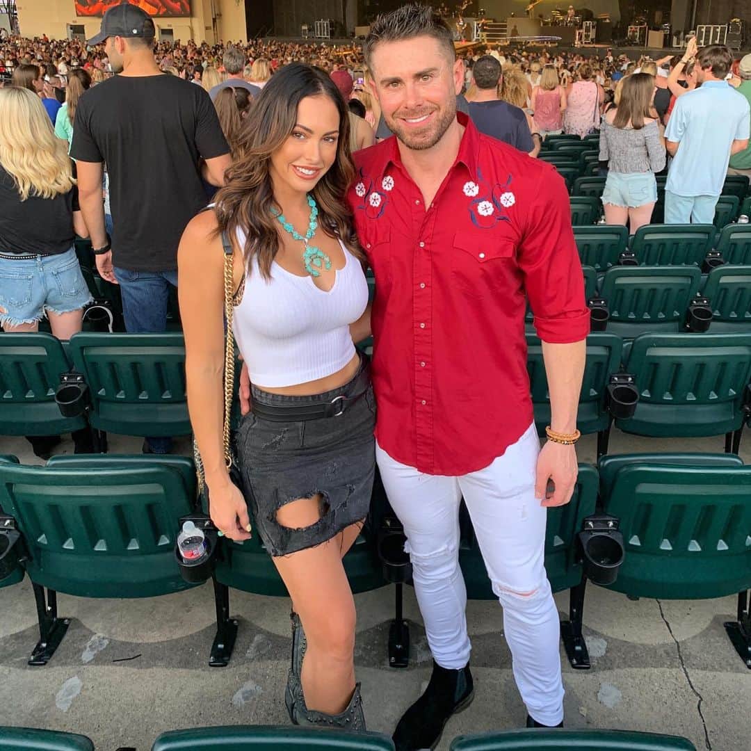 ホープ・ビールのインスタグラム：「Yeehaw y’all . @justinmartinphoto . Thanks @melaniehammer for a fun night . #floridageorgialine #texas #country #countryconcert」