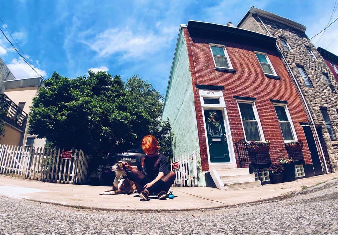エミリー・ベット・リカーズのインスタグラム：「It’s always sunny in Philadelphia before there are flash flood warnings.」