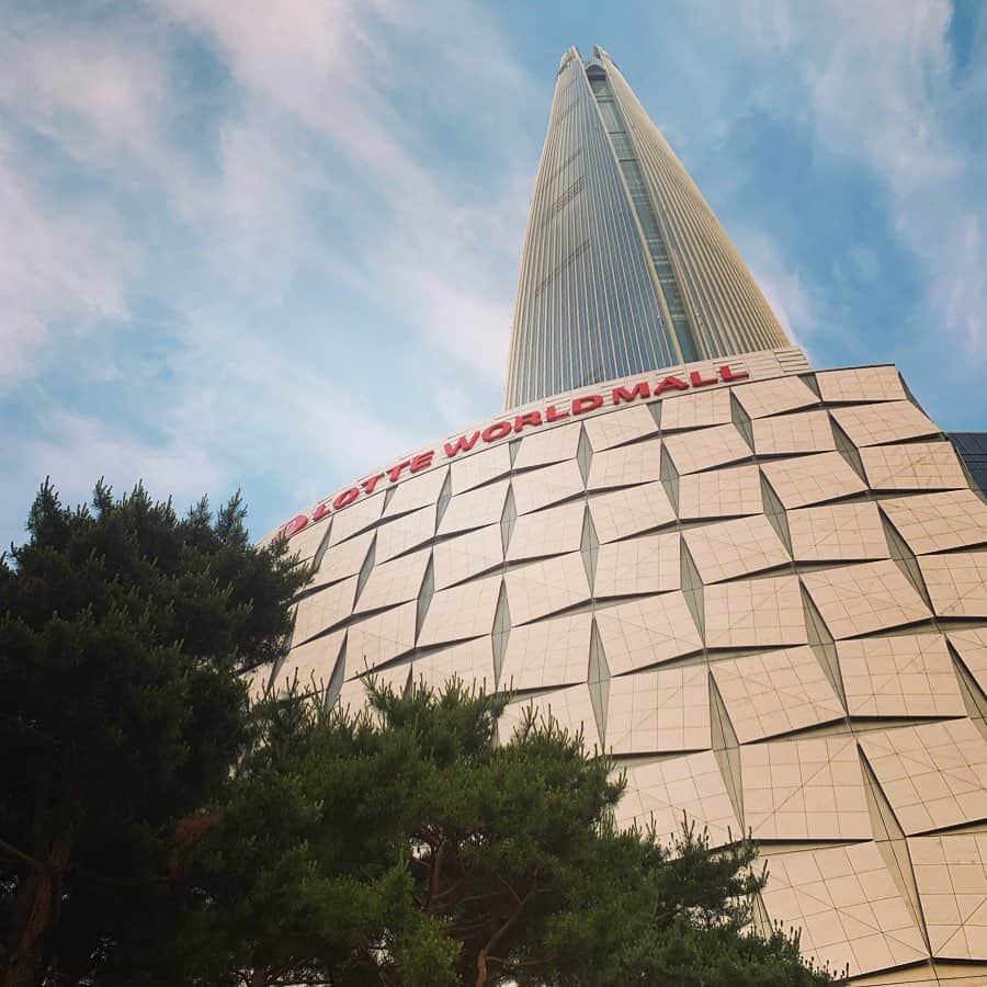 のインスタグラム：「. 少し前ですが… 1泊3日で韓国🇰🇷 LCC様々な弾丸旅行!! ★ #韓国 #Korea #koreatrip #ソウル #Seoul #seoultrip ★ #ソウルスカイ #seoulsky #ロッテワールドタワー #555m #123階 #世界第6位 #2019年6月現在 #下が透けてる #外にも出られる #つい高い所に登る」