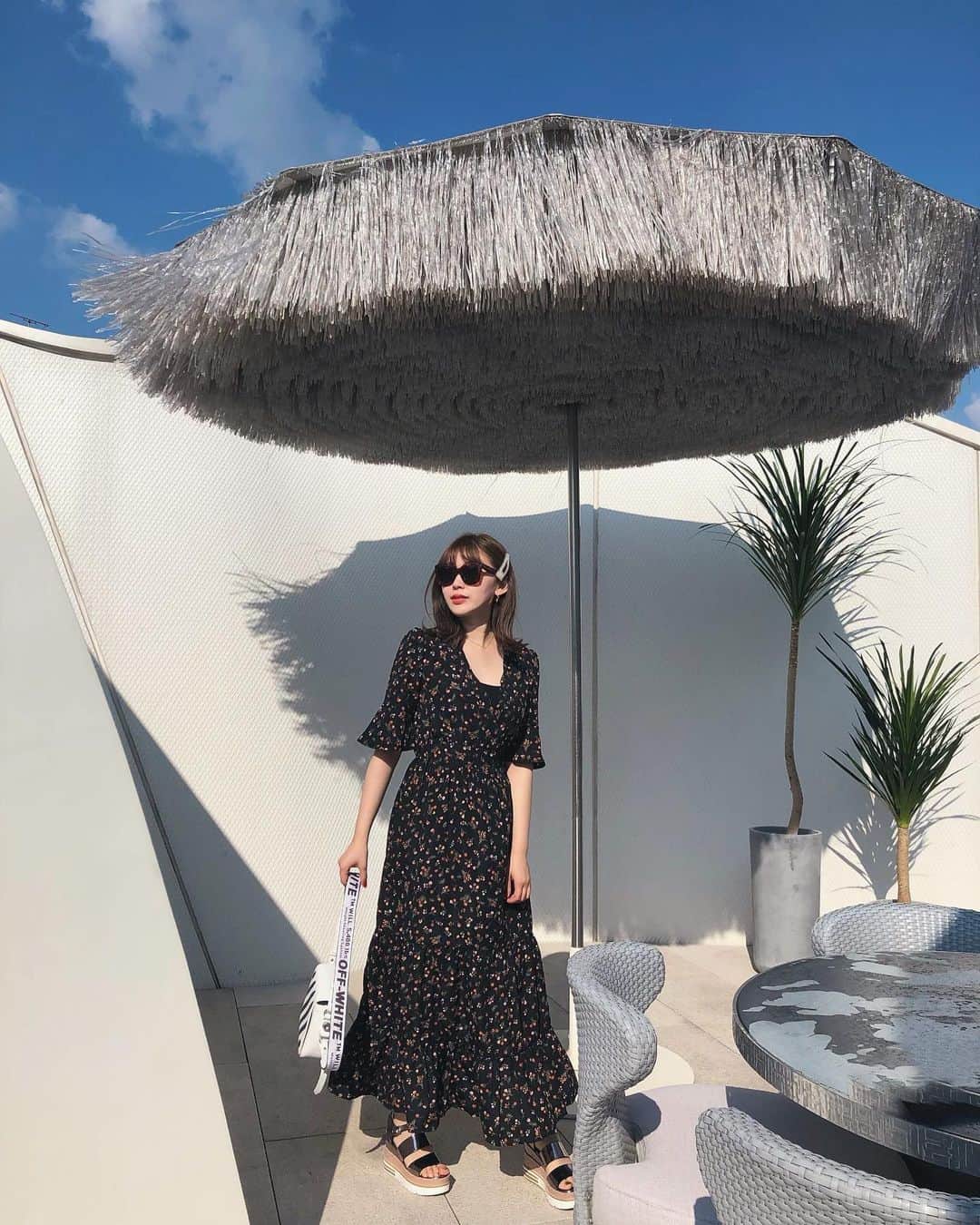 藤川沙弥のインスタグラム：「ɪɴ sᴇᴏᴜʟ 🇰🇷﻿ ﻿ 1枚で楽チンなワンピースは﻿ 旅行の時も大活躍👏🏻﻿ 花柄あんまり着ないけど黒ならあり♥︎ しかもこれ細見えデザインらしい🤤←﻿ ﻿ @fifth_store 50%offだよ🎟」