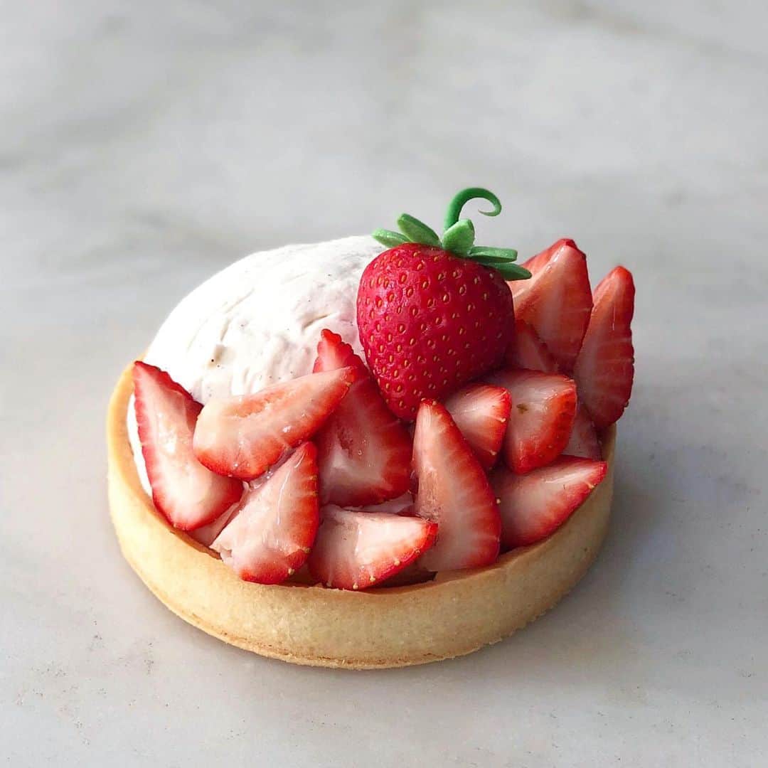 DOMINIQUE ANSEL BAKERYさんのインスタグラム写真 - (DOMINIQUE ANSEL BAKERYInstagram)「A sunny Saturday morning in the West Village with our Farmers Market Strawberries & Cream Tart, made with strawberry compote, vanilla Chantilly, fresh farmers market strawberries, and mascarpone ganache, in a vanilla sablé tart shell. @dominiqueanselkitchen 🍓」6月15日 22時57分 - dominiqueansel