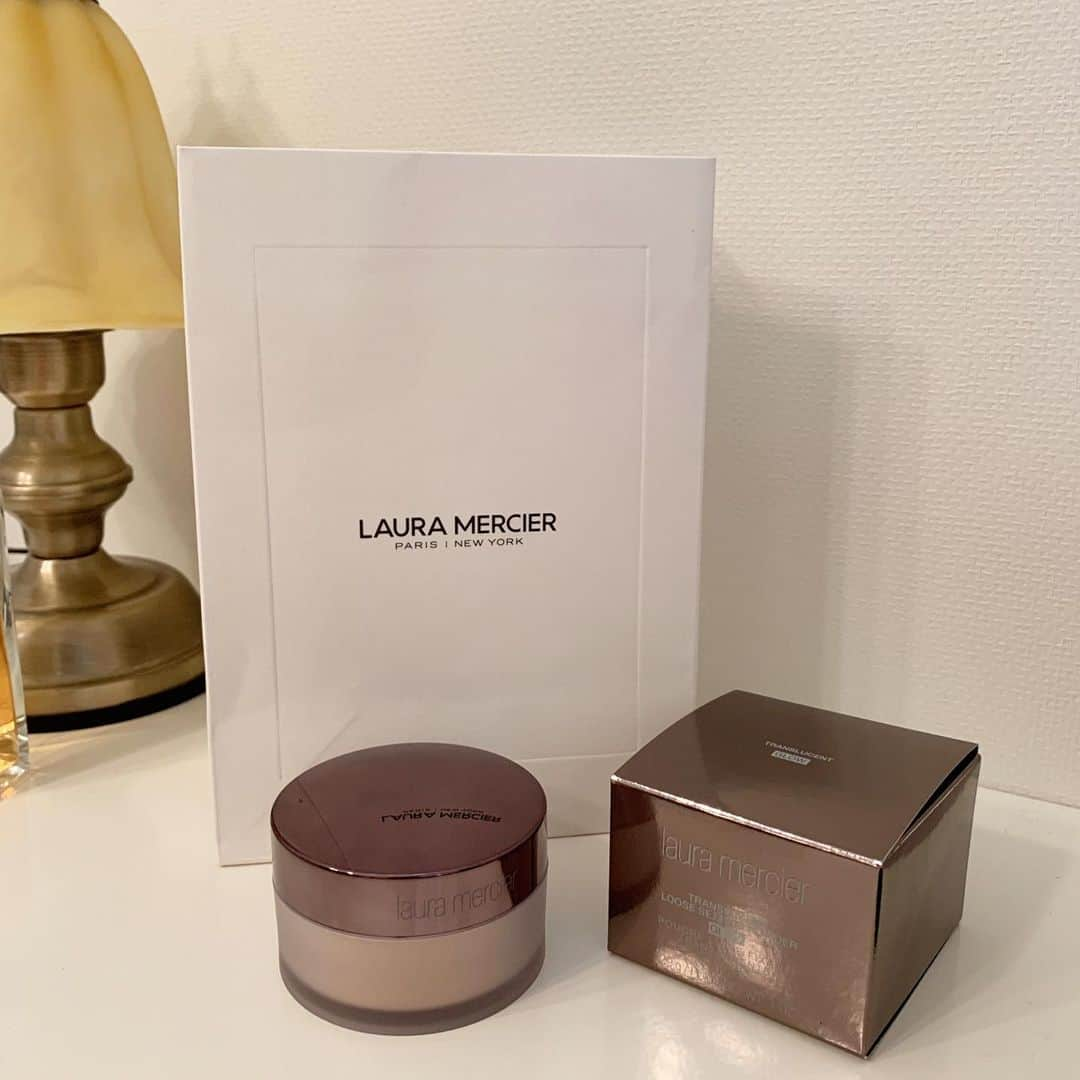 穴井千尋さんのインスタグラム写真 - (穴井千尋Instagram)「. 新しいフェイスパウダー買った♡ @lauramercier だよ！ ラメラメが入ってて綺麗なんだ☺️ . #フェイスパウダー #ローラメルシエ #トランスルーセントルースセッティングパウダーグロウ #lauramercier #make #cosme #beauty」6月15日 22時55分 - chihiro_anai_official