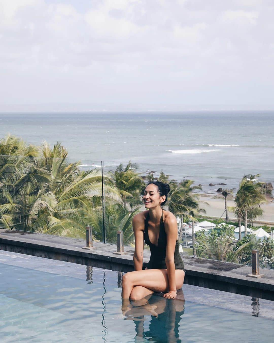 エレスさんのインスタグラム写真 - (エレスInstagram)「Saturday by the pool overlooking the sea with @natalie.soderstrom in Canggu, Bali. Have you ever been there?  #erestravel #eresparis #travel #bali #inspiration」6月15日 22時55分 - eres