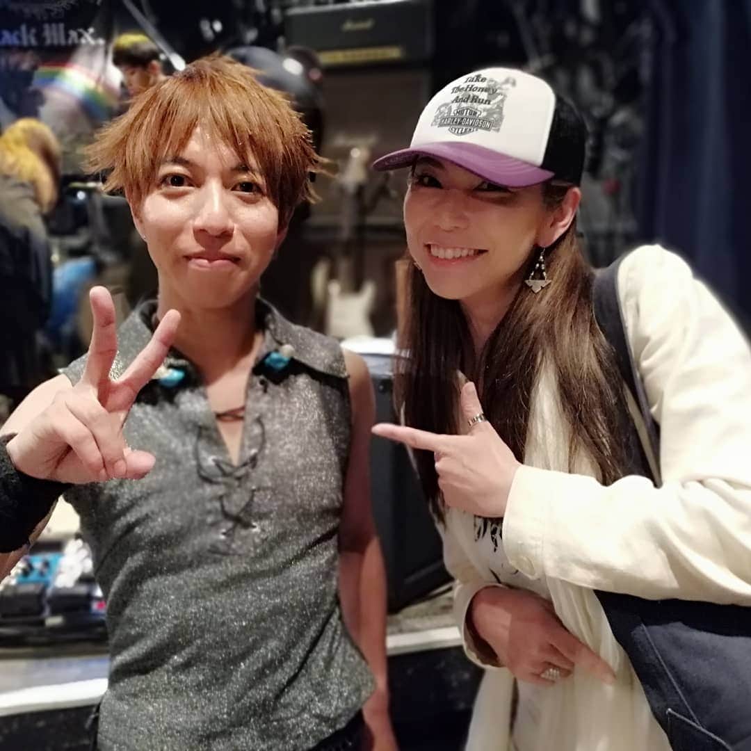 のインスタグラム：「お人柄が大好きで信頼するミュージシャン、Ken☆Kenさん。ドラム演奏するKen☆Kenさんは眩しく、またその技術がすごい！！わたしのソロライブ、じつはすごい方々が参加してくださってるんだなぁ…素敵な夜になりました❤」