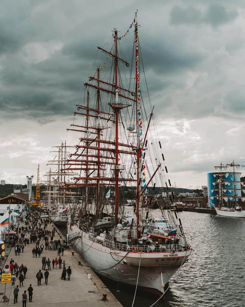 Putri Anindyaのインスタグラム：「L'armada Rouen 2019 with @rouentourisme #armadarouen2019 #armada2019 // these are some photos that I took on the huge event of L'armada in the Seine River of Rouen. This event is only once every 6 years. These beautiful ships sailed to France for this very event. Despite of the changing weather of Normandy, that day, i got lucky to visit one of the most beautiful boat from Mexico 🇲🇽, #Cuauhtemoc Thanks to @saaggo who make that happened! In the end we saw the beautiful fireworks beneath the drizzle and it was beautiful especially with the company of @capra311! . . Taken with @sonyalpha_id #a7iii 35mm 1.4  zeiss distagon」
