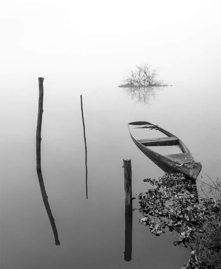 のインスタグラム：「Pateira de Fermentelos located to the South of Porto is the largest natural lake on the Iberian Peninsula. Portuguese photographer Eduardo Marques (@eduardomarques_photo) captured this beautifully calm shot with the Leica SL and a Vario-Elmarit 24-90mm lens. Find out more about the professional Leica SL-System via the bio link.  #LeicaCamera #Leica #🔴📷 #Leicagram #LeicaSL #TheLeicaLook #Leica_World #Leica_Club #Leica_Society #LeicaPhoto #ShootLeicaPro #bnw_world #bnw_life_shots #bnwmood #ihaveathingforshadows #naturephotography #bnw_captures #bnw_planet #zenphotography #bnwminimalism」