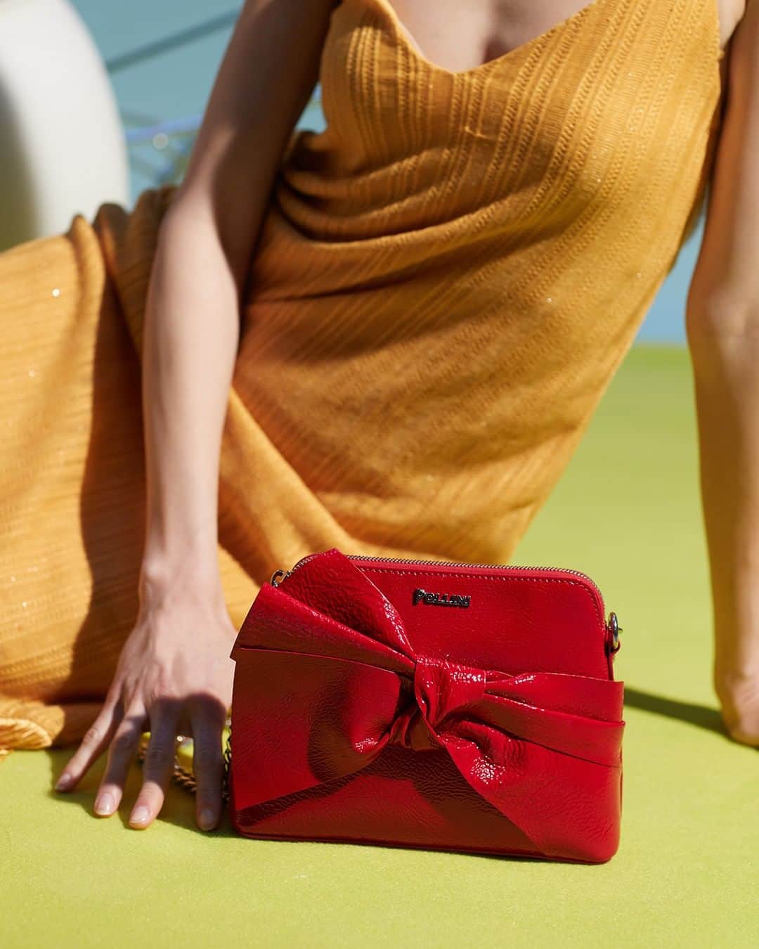 ポリーニさんのインスタグラム写真 - (ポリーニInstagram)「Red is the ultimate cure for sadness. Boost your mood with this little shiny purse available online and in our boutiques. #Pollini #SS19」6月15日 23時01分 - pollini