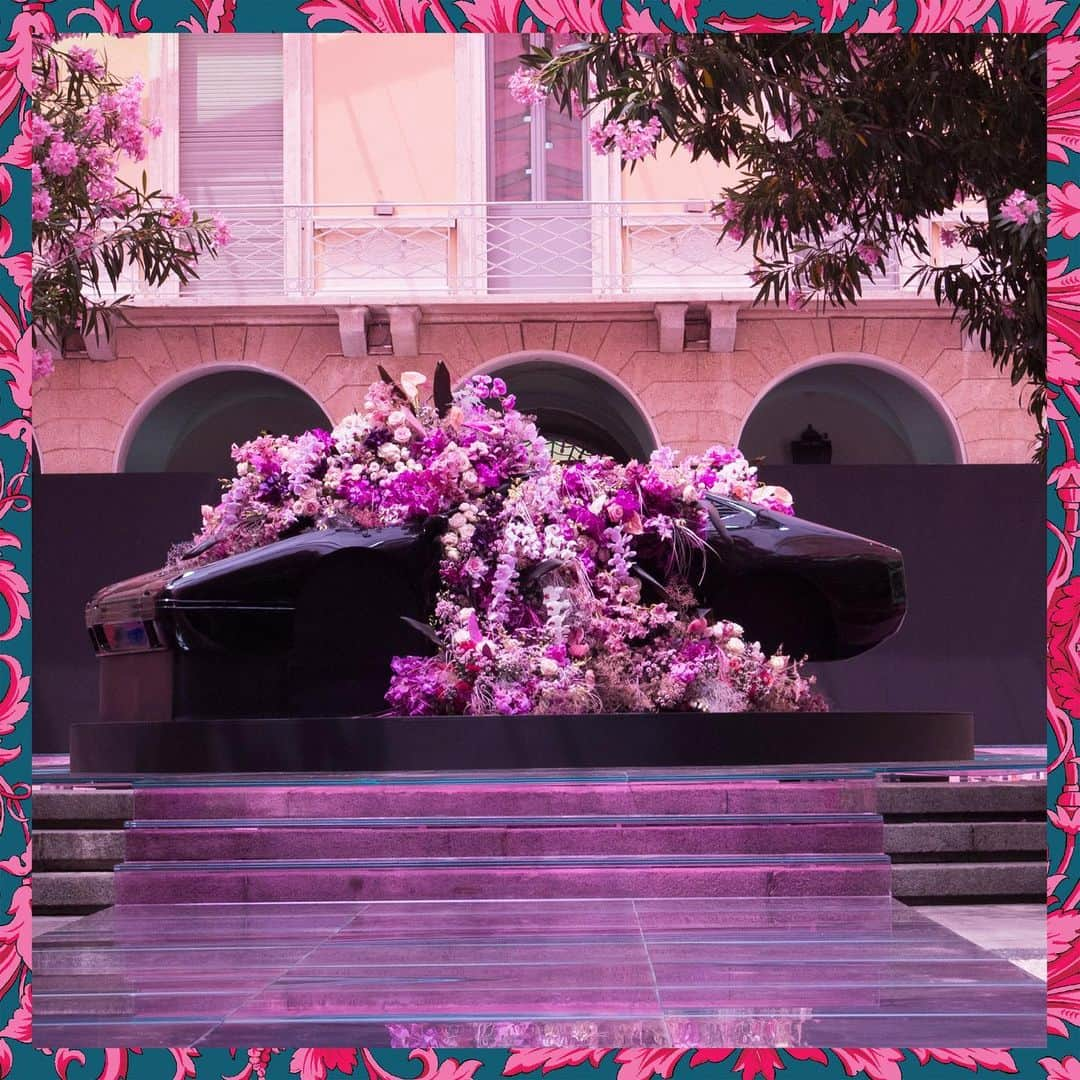 ジャンニヴェルサーチさんのインスタグラム写真 - (ジャンニヴェルサーチInstagram)「The Versace Men’s Spring-Summer 2020 show space in Via Gesù features a race car sculpture decorated with pink flowers and plants. Stream the runway live today at 6PM CEST on Instagram and on Versace.com. #VersaceSS20 #MFW」6月15日 23時03分 - versace