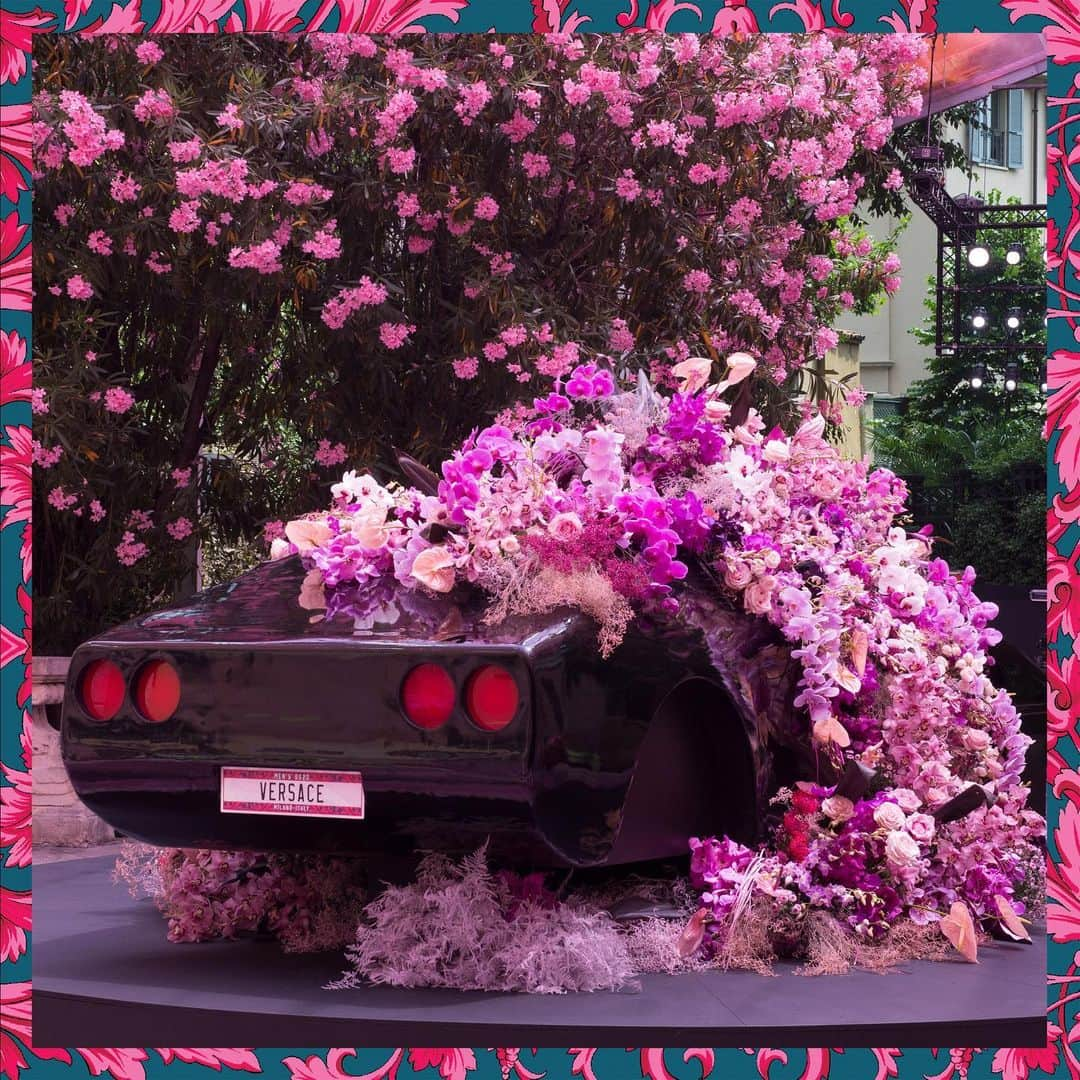 ジャンニヴェルサーチさんのインスタグラム写真 - (ジャンニヴェルサーチInstagram)「The Versace Men’s Spring-Summer 2020 show space in Via Gesù features a race car sculpture decorated with pink flowers and plants. Stream the runway live today at 6PM CEST on Instagram and on Versace.com. #VersaceSS20 #MFW」6月15日 23時03分 - versace