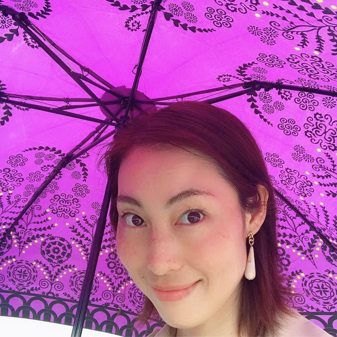 佐藤康恵さんのインスタグラム写真 - (佐藤康恵Instagram)「お気に入りの雨傘🌂💖 新作のYS Jewelマーブルドロップピアス💎を着けて✨ 明日は中目黒でバレエストレッチやります🤗🎶 晴れてくれ☀️るとイイな。 今回は当日、参加も大丈夫ですよ〜👌 14時ー中目黒スクエア5Fでお待ちしています。 カラダをゆっくり優しくストレッチします。 どなたでも、参加出来ます(^ ^) #umbrella #ysjewel #お気に入り #feelingood #リラックス #mama #佐藤康恵 #model #actress #bbq #feelingood」6月15日 23時04分 - yasuesato.official