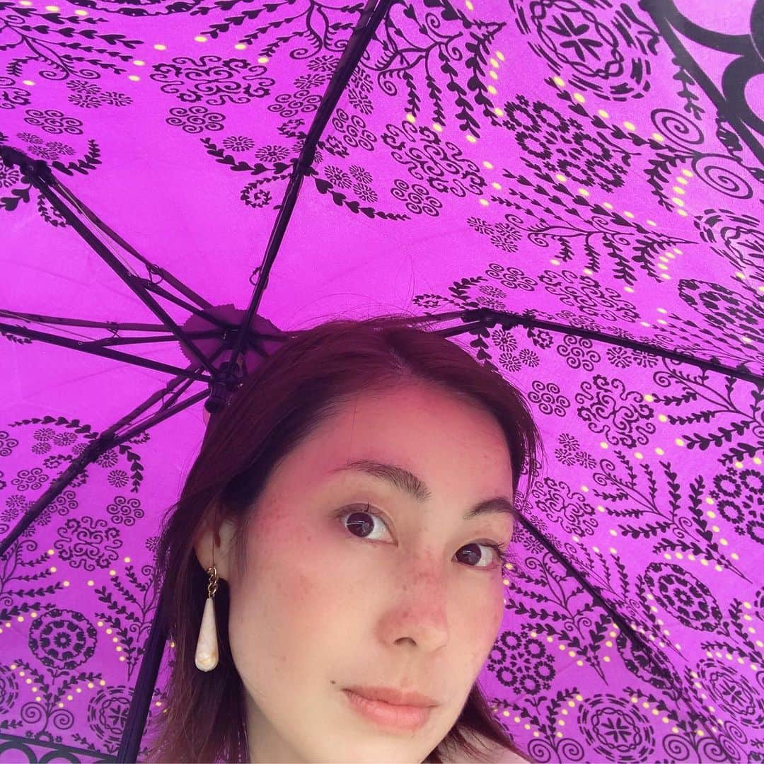 佐藤康恵さんのインスタグラム写真 - (佐藤康恵Instagram)「お気に入りの雨傘🌂💖 新作のYS Jewelマーブルドロップピアス💎を着けて✨ 明日は中目黒でバレエストレッチやります🤗🎶 晴れてくれ☀️るとイイな。 今回は当日、参加も大丈夫ですよ〜👌 14時ー中目黒スクエア5Fでお待ちしています。 カラダをゆっくり優しくストレッチします。 どなたでも、参加出来ます(^ ^) #umbrella #ysjewel #お気に入り #feelingood #リラックス #mama #佐藤康恵 #model #actress #bbq #feelingood」6月15日 23時04分 - yasuesato.official